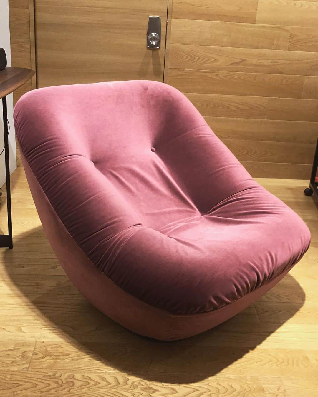 ligne roset shopさんのインスタグラム写真 - (ligne roset shopInstagram)「ROSETBonnie【ロゼボニー】 クラシカルなプリーツタイプのロゼボニーは本国で既に製造停止となっており、銀座店では希少な一台を展示しております。 現在サマークリアランス開催中ですので、プリーツタイプを購入するにはまたと無い機会かと！ パーソナルソファとしてかなり高い評価をいただいているロゼボニー。 プリーツタイプの風格は何とも言えないモノがあります。  ROSETBonnie arm chair fabric:Galice prune W 960 D 940 H 800 SH 360  #ligneroset#lignerosetginza#ginza#interior#room#design#sofa#furniture#room#myligneroset  #リーンロゼ#リーンロゼ銀座#銀座#インテリア#インテリアコーディネート#家具#ソファ#リノベーション#リーンロゼのある暮らし  @ligneroset_jp」7月24日 18時54分 - ligneroset_jp_shop