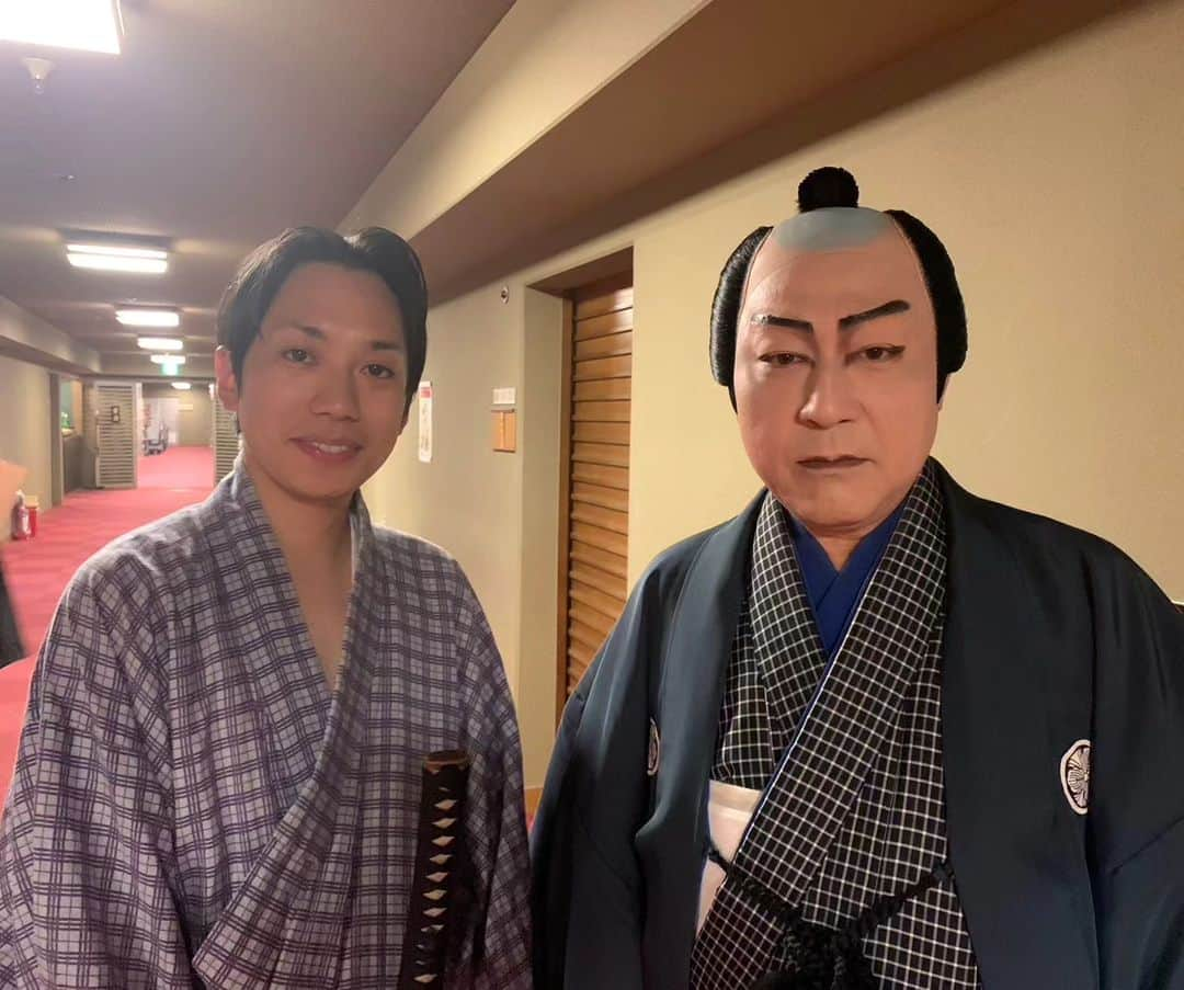 中村松江さんのインスタグラム写真 - (中村松江Instagram)「本日国立劇場の千穐楽を無事に迎え、写真をもう1枚😄 今月は「歌舞伎のみかた」に出演している坂東やゑ亮さんと御一緒に🎶 明後日から神奈川公演✨ 7月26日(水)、27日(木)は 神奈川県立青少年センターの紅葉坂ホールです✨ 開演時間は午前11時と午後2時30分の二回公演です。 #歌舞伎 #坂東やゑ亮 #中村松江 #双蝶々曲輪日記 #引窓 #歌舞伎鑑賞教室 #国立劇場 #神奈川県立青少年センター #紅葉坂ホール」7月24日 19時05分 - matsue_nakamuraofficial