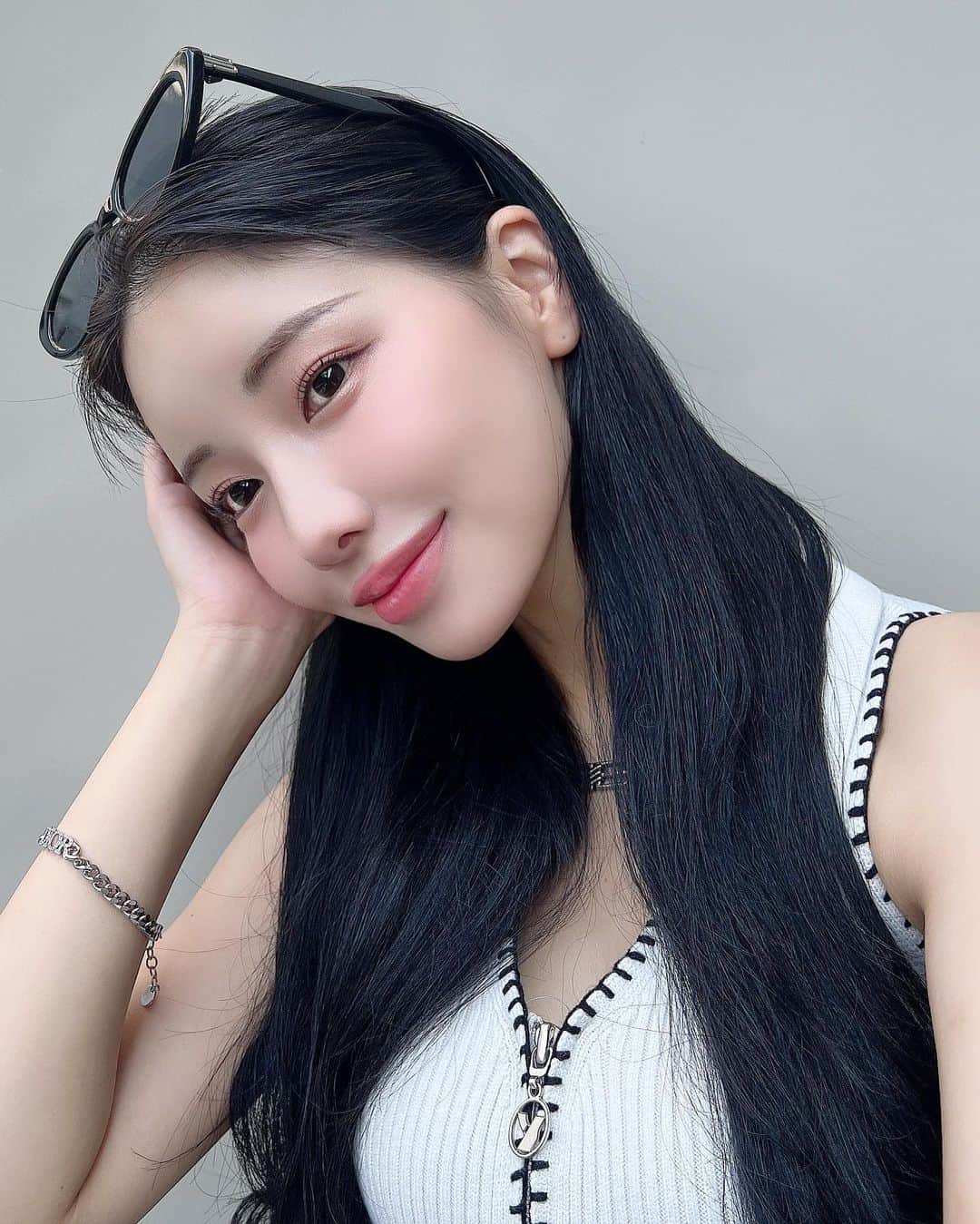 えみ姉のインスタグラム：「ㅤㅤ ㅤ  簡単に、かつしっかりと目力UPしたい。 いい女っぽさ増し増しに仕上げたい日によく使う お気に入りアイシャドウ♡♡ ㅤㅤ "マキアージュ　ドラマティックスタイリングアイズ" RD606 ラズベリーモカ ㅤㅤ 瞳の色に馴染む色のブラウン＝「運命のブラウン」 ってその言葉通り 自分の瞳の色に合ったカラーを選ぶ事によって 自然に惹きつける垢抜けた印象の目もとになるの🥹♡ ㅤㅤ この日はナチュラルなブラウンのカラコンに合わせて 上品な女性らしさ溢れるラズベリーモカを使ってる💋 ㅤㅤ このアイシャドウ、 パレットのどの色もとにかくおしゃれで良い色過ぎる。 ㅤ 捨て色全くないしどのカラーも欠けてはいけないほど 絶妙なカラーがパレット内に揃ってるの、感動。。🥹 ㅤㅤ 普段グラデーションって難しいけど、 アイシャドウは発色も良くて肌馴染み良いカラーしか 入ってないけん説明通りに塗っただけで 誰でも簡単にグラデーションアイが作れちゃう😭🙏♡♡ ㅤㅤ マキアージュすごい！！やっぱりレジェンド。 ㅤㅤㅤ 普段ブラウンが苦手で使い辛く感じる人も 絶対にお気に入りのブラウンに出会えるからこの機会にぜひ、 運命のブラウン探しにでかけてみてね😘🩷 ㅤ ※仕上がり画像はイメージです ㅤ ㅤ #提供 #運命のブラウン #アイシャドウ #マキアージュ @maquillage_jp  ㅤ」
