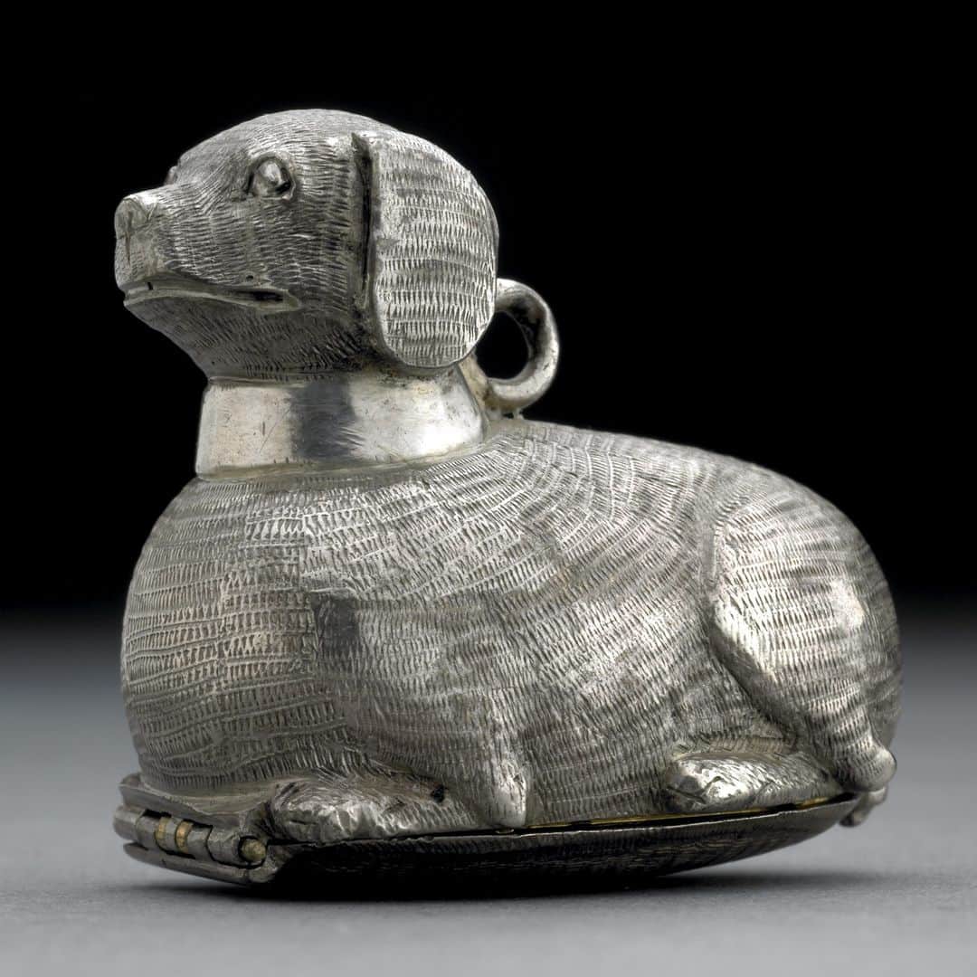 大英博物館のインスタグラム：「🐾 Calling all decorative detectives and dog devotees! 🕵️‍♀️🐶  🐕‍🦺 Today’s #MysteryObject is this charming canine keepsake.  Do you know what this timeless object might have been used for? Share your guesses in the comments 👇  Here are some clues to make sure you’re ‘barking’ up the right tree:  🐶 It is a little over 4cm long and just under 4cm tall.   🐶 It was made between 1655–1665.  🐶 Look for two hints hiding behind the dog’s collar and just under their front paws.  Keep your eyes on the clock – the answer will be revealed in four hours! ⌚  #BritishMuseum #Dog」