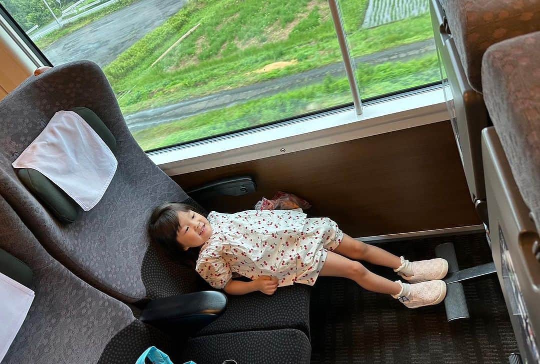 村方乃々佳のインスタグラム：「フットレストを使おうとするとこうなります😂  #村方乃々佳 #ののちゃん #ののかちゃん #ののちゃんねる #nonokamurakata #노노카 #NONOCHAN #夏休み」