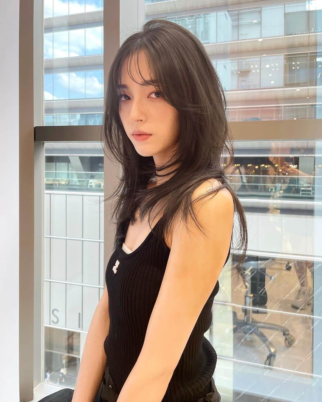 原涼香のインスタグラム：「🆕なトレンドヘア🖤🩶🤍🩶 シャギーカット × グレージュ⊹ ｡ ﾟ⁖✦ ˖ ⊹ ｡ ﾟ˖ ✧  韓国の子みたいな #샤기컷 と透明感抜群カラーが いまとってもイケてます🫶🏻 ㅤㅤㅤㅤㅤㅤㅤㅤㅤㅤㅤㅤㅤ ㅤㅤㅤㅤㅤㅤㅤㅤㅤㅤㅤㅤㅤ 🎀韓国HAIR STYLE menu... ㅤㅤㅤㅤㅤㅤㅤㅤㅤㅤㅤㅤㅤ ☑︎カット わがままを叶える2WAYバングに 巻いても巻かなくてもかわいいシャギーカット🩷  ☑︎プレミアムケアカラー(or Wケアカラー) 透明感バツグンのグレージュカラー🩶 ㅤㅤㅤㅤㅤㅤㅤㅤㅤㅤㅤㅤㅤ ☑︎バイカルテトリートメント 韓国人みたいなツヤ髪はバイカルテトリートメントで叶います🩷  ㅤㅤㅤㅤㅤㅤㅤㅤㅤㅤㅤㅤㅤ ご予約はリンクから🫶🏻🔗  #SHIMA#韓国ヘア#韓国スタイル#レイヤーカット#ワンホンヘア#ワンホン#ダークトーン#網紅#初カラー#暗髪#ベージュカラー#ラベンダーカラー#グレージュ#オリーブカラー#透明感カラー#銀座美容院#銀座美容室#美容師#시스루뱅#레이어드컷#koreanhair」
