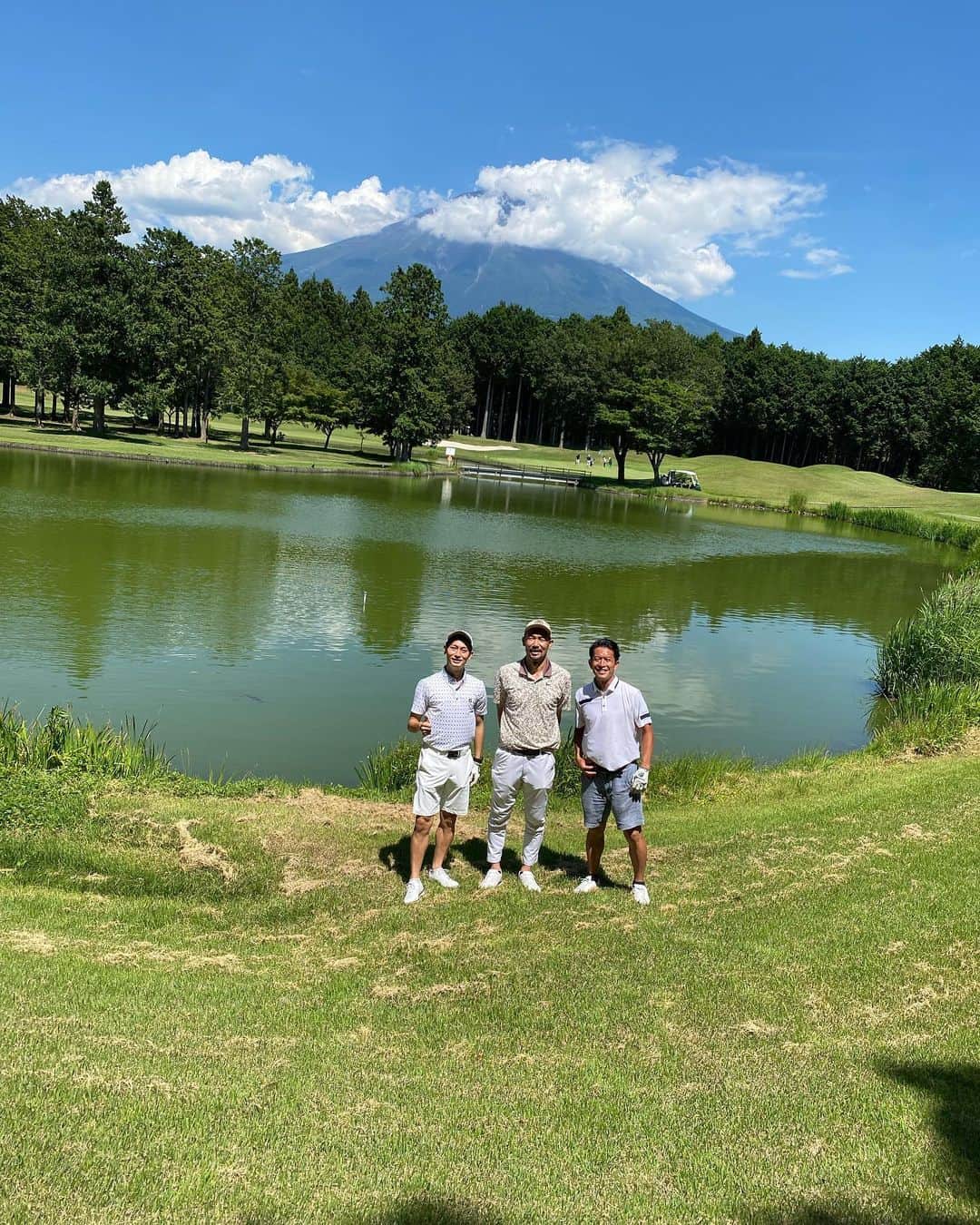 太田吉彰のインスタグラム：「西富士ゴルフ倶楽部⛳️🗻  西部さんと須藤アナウンサーとゴルフ🏌️‍♂️  楽しかった😄 またやりましょう❗️   #ゴルフ　#golf  #静岡　#富士　#富士山  #富士山🗻  #西部洋平  さん #須藤駿介　アナウンサー」