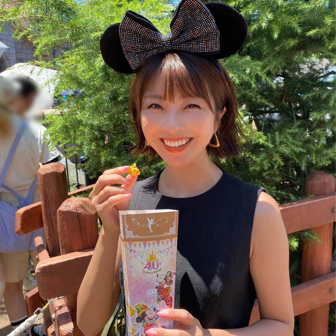 小尾渚沙のインスタグラム：「先日、ディズニーランドへ行ってきました☀️  期間限定のスプラッシュマウンテン『びしょ濡れMAX』は、想像以上にびしょ濡れに！🤣🤣 （写真４、５枚目）  関東も梅雨明けし、いよいよ夏本番ですね🌴☀️ 大好きな夏を満喫するぞ〜❤️ . . #ディズニーランド #スプラッシュマウンテン #スプラッシュマウンテンびしょ濡れmax #夏ディズニー  #ディズニー40周年  #フリーアナウンサー #小尾渚沙」