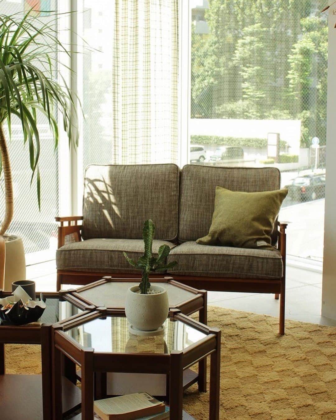 のインスタグラム：「-original SOFA&order RUG-  ▪️WICKER SOFA 2P ▪️order RUG (DYA/YE)300×200  - - - - -  サイドパネルのラタン素材が目を引くW1240の小ぶりなソファ。 座面は硬めで少し傾斜しているので寄りかかりやすく長時間座っていても疲れにくいです。  座り心地はもちろん、横から見ても、後ろから見てもデザイン性が高いのも魅力です。 サイズ違いで1P、3Pもあります。  オリジナルデザインのオーダーラグ はアクリル製で触り心地が良く耐久性に優れています。 アメリカの50-60sに使われていたラグをモチーフにしており、ワントーンでもシャギーとループで柄を出して表情豊かなラグです。  柄はDYAとSTRIPE、色はそれぞれ5色展開で、お好きなサイズでお作りします。  Contact:ACME Furniture MEGURO St. TEL:03-5720-1071 Email:acme-jsf@baycrews.co.jp  #acmefurniture #vintagefurniture #wickersofa#rug」