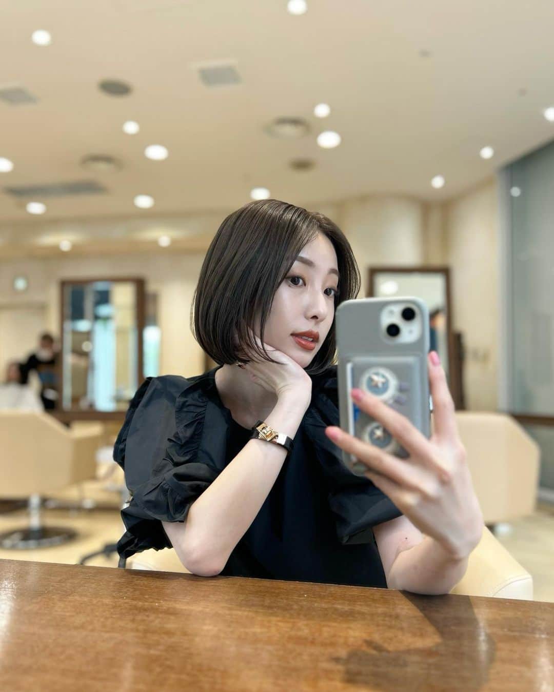 のインスタグラム：「New Hair💈 ZACC @kaname__yuuki  通えば通うほど、髪質が向上していく。 要さんが髪を出来るだけ傷まないように だけど最高な色味を引き出せるように 1人1人の髪に真剣に向き合って 配合してくださるからなのです。 何年通っても、毎回感動の仕上がり😚🪞 今回は安定のグレージュベースに アッシュを強めに。本当に良い色...  tops ... #newans @newans.official  pants ... #superiorcloset @superiorcloset_ined_official  #instagood #coordinate #ootd #outfit #fashion #instafashion #meg_ootd #ined #haircolor #zacc #코디네이트 #패션 #카메라 #コーディネート #コーデ #ファッション #今日のコーデ #今日の服 #157cmコーデ #ヘア #ヘアカラー #ボブ #ショートボブ #アッシュカラー」