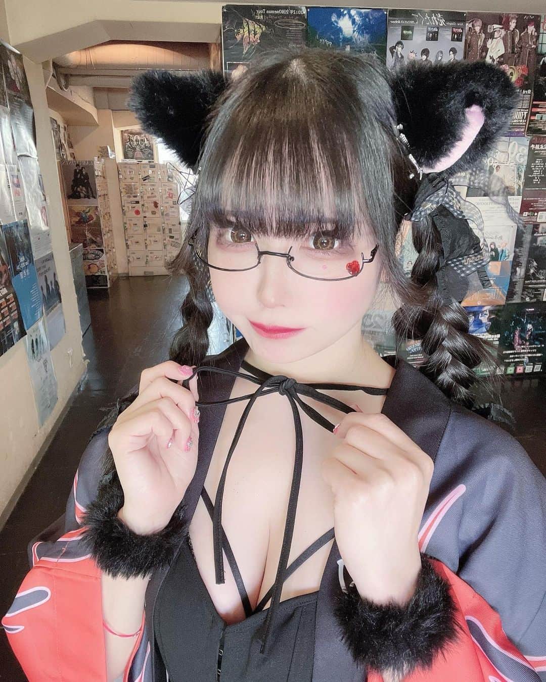 恋汐 りんごのインスタグラム：「🐈‍⬛ 🖤 🐈‍⬛ 🖤 無数にあるアカウントの中からここにたどり着いたのってきっと運命だし、 フォローしてみて♡(Ｕ 'ᴗ' Ｕ)  #followme #follow #cat #cosplay #cosplaygirl #idol #japanesegirl  #coisioringo #バンもん #恋汐りんご #猫耳  #黒髪ロング  #めがね女子  #三つ編みアレンジ」