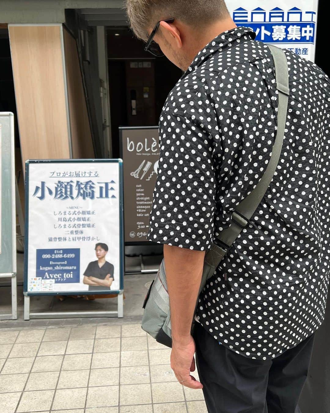 kougeishaのインスタグラム：「頭がデカい人に効くのかな？ の時の後ろ姿」