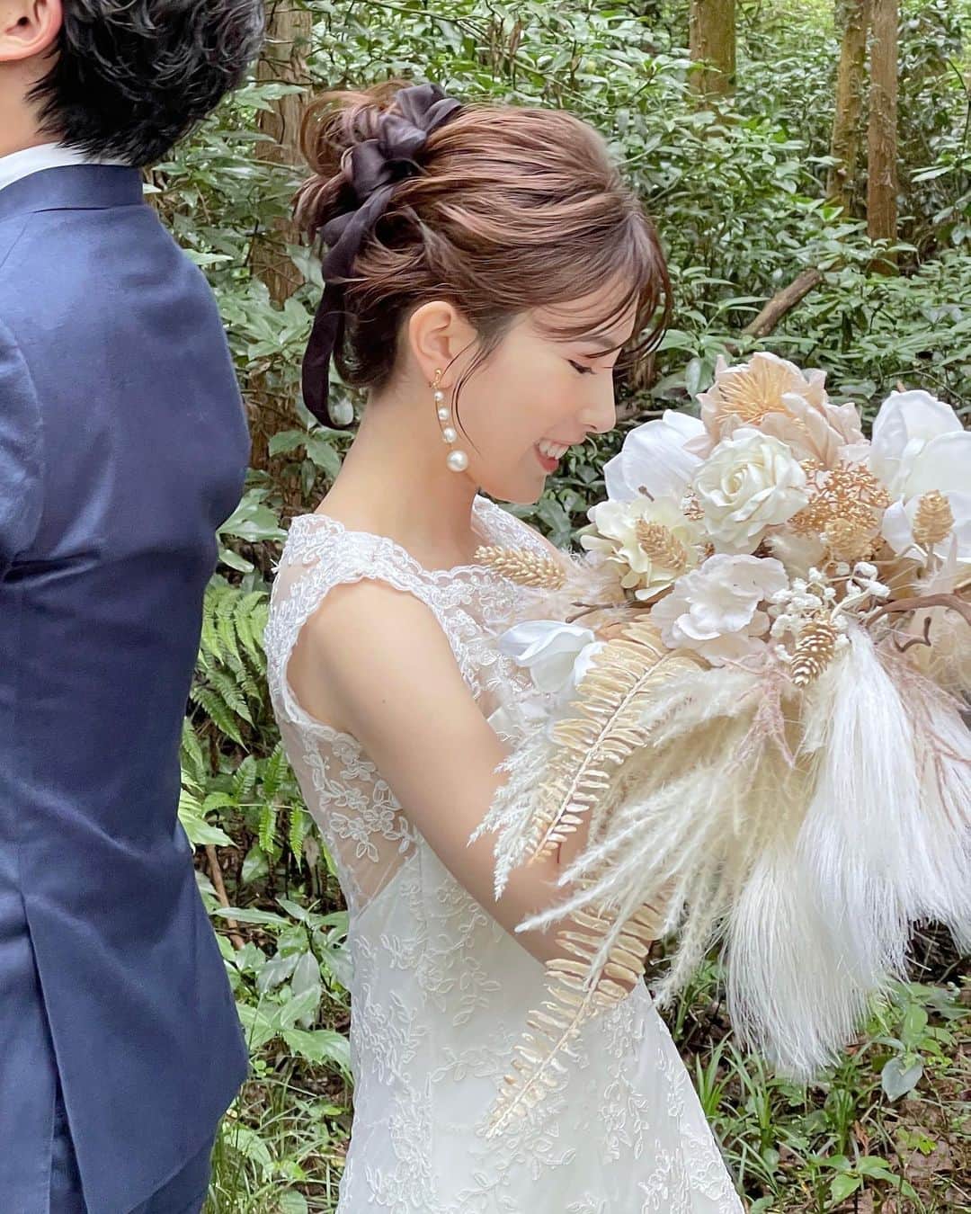 のインスタグラム：「. . 先日ムービー&スチールの前撮りに🕊️🌿✨  9月から新しく始まる @alpstomori.wedding で撮影を♡  ドレスもヘアもチェンジして3パターン💍 アルプスの森の自然いっぱいのところで 撮影するのは新鮮でしたっ☺️💕💕  スタッフさんもほんっとみんな優しくて！ 前撮りしたいけど写真慣れてないし 撮影不安だよーっ方にぜひおすすめしたい✨  📷 @mugi.wedding @alpstomori.wedding  💇🏻‍♀️💄 @miyuki_____________  💐 @sourire_bouquet_shop  💎 @omu__jewelry  ☕️ @kyoya.alps  #アルプスの森#アルプスの森京屋茶舗#プレ花嫁#プレ花#花嫁準備#結婚式準備#花嫁美容#2023秋婚#結婚式#ロケーションフォト#ロケーションフォトウェディング#ロケーション前撮り#結婚式前撮り#結婚式ヘア#ブライダルヘア#ブライダルフォト#ブライダルヘアメイク」