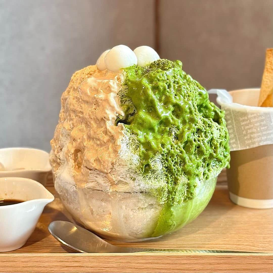 のインスタグラム：「📍「神宮 氷」 ･････････････････････････････････････････  パンに合うかき氷って知ってる👀？ パン屋さんが手がけるかき氷屋さんをご紹介✨  熱田区にある「神宮パン」に隣接している「神宮 氷」さん🍧  “パンに合うかき氷”をコンセプトにしているので、かき氷の横には…なんとスティック状のパンが🍞✨ かき氷をのせたり、溶けたソースをディップして楽しんだりと、いろんな食べ方が楽しめそうですね💕  かき氷も抹茶ときな粉ミルクを合わせた2種のフレーバーでとっても贅沢🥄 1つのメニューでいろんな味わいや食感が楽しめるのもポイントです◎  さらにお好みで白玉やあんこなどをトッピングできるので、自分好みの1杯に仕上げてみてくださいね✊  いつもと違うかき氷が食べたくなったら、ぜひ「神宮 氷」さんへ行ってみてください🏃‍♂️💕  ┈┈┈┈┈┈┈┈┈┈┈┈┈┈┈┈┈┈┈  🍤名古屋のローカルグルメメディア【ナゴレコ】🍤  名古屋人がレコメンドする本当に美味しい名古屋めし🥢 これさえフォローしておけば、街の流行りがきっとわかる◎ 100名以上の編集部で作り上げる、名古屋エリア最大規模のグルメメディアです📝  他の投稿はこちらから👉 @nagoya_food  ┈┈┈┈┈┈┈┈┈┈┈┈┈┈┈┈┈┈┈  素敵な投稿にタグ付けしていただきありがとうございます✨  #ナゴレコ で、あなたの投稿をリポスト！ webサイト「ナゴレコ」もチェックしてね👀 ･････････････････････････････････････････  ☞ photo by （ @ribbon_cloth12 ）  🍧🍵｜パンと合う新感覚かき氷？！  𓈒𓏸𑁍𓏸𓈒𓂃𓂃𓂃𓂃𓂃𓂃𓈒𓏸𑁍𓏸𓈒  『抹茶&きなこみるく(クルトンスティック付)』¥1,485 ‎٭黒みつ ‎٭白玉 …トッピングは各+¥165  【スポット情報】 🍽️神宮 氷 @jingu.pan @jingu.koori 📍名古屋市熱田区三本松町16-4 🚃名鉄神宮前から徒歩約3分 🅿️店隣にパーキング有 🕰 10:00〜18:00 🗓️定休日:月  𓈒𓏸𑁍𓏸𓈒𓂃𓂃𓂃𓂃𓂃𓂃𓈒𓏸𑁍𓏸𓈒  かき氷を欲する季節に新店のご登場~.ᐟ.ᐟ 神宮パンの店内に、新たにオープンした神宮氷さん⛩️🧊  お店のコンセプトは「パンと合うかき氷」🍞ˎˊ˗ 氷とパンとの相性抜群な 濃厚シロップが特徴的なんです🎨♡  こちらは、抹茶&きなこみるくのかき氷🍧✨ ツートーンなのがオシャレすぎます…💍  緑面は、京都宇治抹茶をふんだんに使用したクリーム となっています🌱 抹茶特有の苦味と香りが引き立つちょうど良い甘さで 素晴らしや〜🐇🪽  茶色面は、特製きなこクリームを使用🧸 抹茶に負けないしっかりとした濃厚な味わいで、 なめらかなクリームで美味しいっ🍼👶🏻  そんなかき氷、やっぱ最後は少し溶けてしまうんだけど そこで活躍するのがパンです🥯 パンを浸して食べるのがね、最高、大優勝🏆  氷に染みたシロップと少し塩味の効いたパンが合うの、 新発見でした👀❕🩵 最後まで飽きないかき氷、 ぜひ食べに行ってみてください🎐⸝⸝꙳」