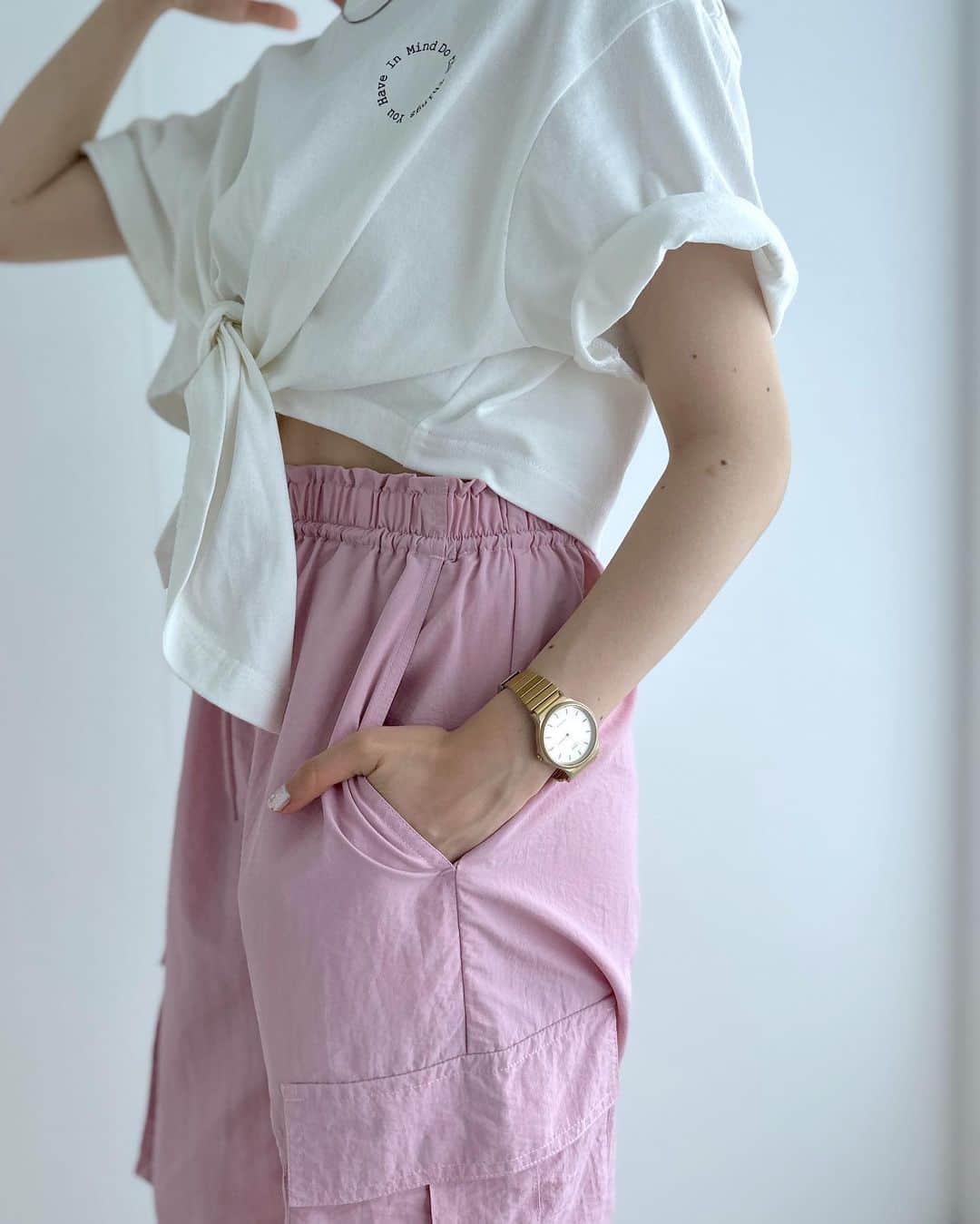 w closetさんのインスタグラム写真 - (w closetInstagram)「【pick up item】  "これ欲しい♡と思ったらいいね" ______________  切替イージーカーゴパンツ \ special price / ¥6,490→¥5,390 color : オフホワイト　カーキ　ブラック　ピンク　Lカーキ  程よくボリューム感あるシルエット  ウエストはゴムになっており履き心地も抜群◎ パンツ裾の紐でシルエット変化も可能です。  しわになりづらいナイロン素材でデイリー使いにピッタリ♪ ______________  #wcloset#ダブルクローゼット#wclo_snap#リゾートコーデ#新作コーデ#夏トレンド#夏スタイル#サマーコーデ#トレンドアイテム#カラーコーディネート#スタイルアップコーデ#カラーアイテム#夏コーディネート#コーディネート#夏小物#夏アイテム#夏ファッション#サンダル#tシャツコーデ#夏トップス#白tシャツコーデ#カーゴパンツ#カーゴパンツコーデ#ピンクコーデ#カーキコーデ#パンツコーデ#ピンクパンツ#お揃いコーデ#シミラーコーデ#双子コーデ」7月24日 21時00分 - wclosetwearsinc