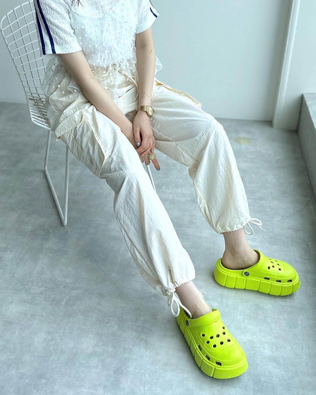 w closetさんのインスタグラム写真 - (w closetInstagram)「【pick up item】  "これ欲しい♡と思ったらいいね" ______________  切替イージーカーゴパンツ \ special price / ¥6,490→¥5,390 color : オフホワイト　カーキ　ブラック　ピンク　Lカーキ  程よくボリューム感あるシルエット  ウエストはゴムになっており履き心地も抜群◎ パンツ裾の紐でシルエット変化も可能です。  しわになりづらいナイロン素材でデイリー使いにピッタリ♪ ______________  #wcloset#ダブルクローゼット#wclo_snap#リゾートコーデ#新作コーデ#夏トレンド#夏スタイル#サマーコーデ#トレンドアイテム#カラーコーディネート#スタイルアップコーデ#カラーアイテム#夏コーディネート#コーディネート#夏小物#夏アイテム#夏ファッション#サンダル#tシャツコーデ#夏トップス#白tシャツコーデ#カーゴパンツ#カーゴパンツコーデ#ピンクコーデ#カーキコーデ#パンツコーデ#ピンクパンツ#お揃いコーデ#シミラーコーデ#双子コーデ」7月24日 21時00分 - wclosetwearsinc