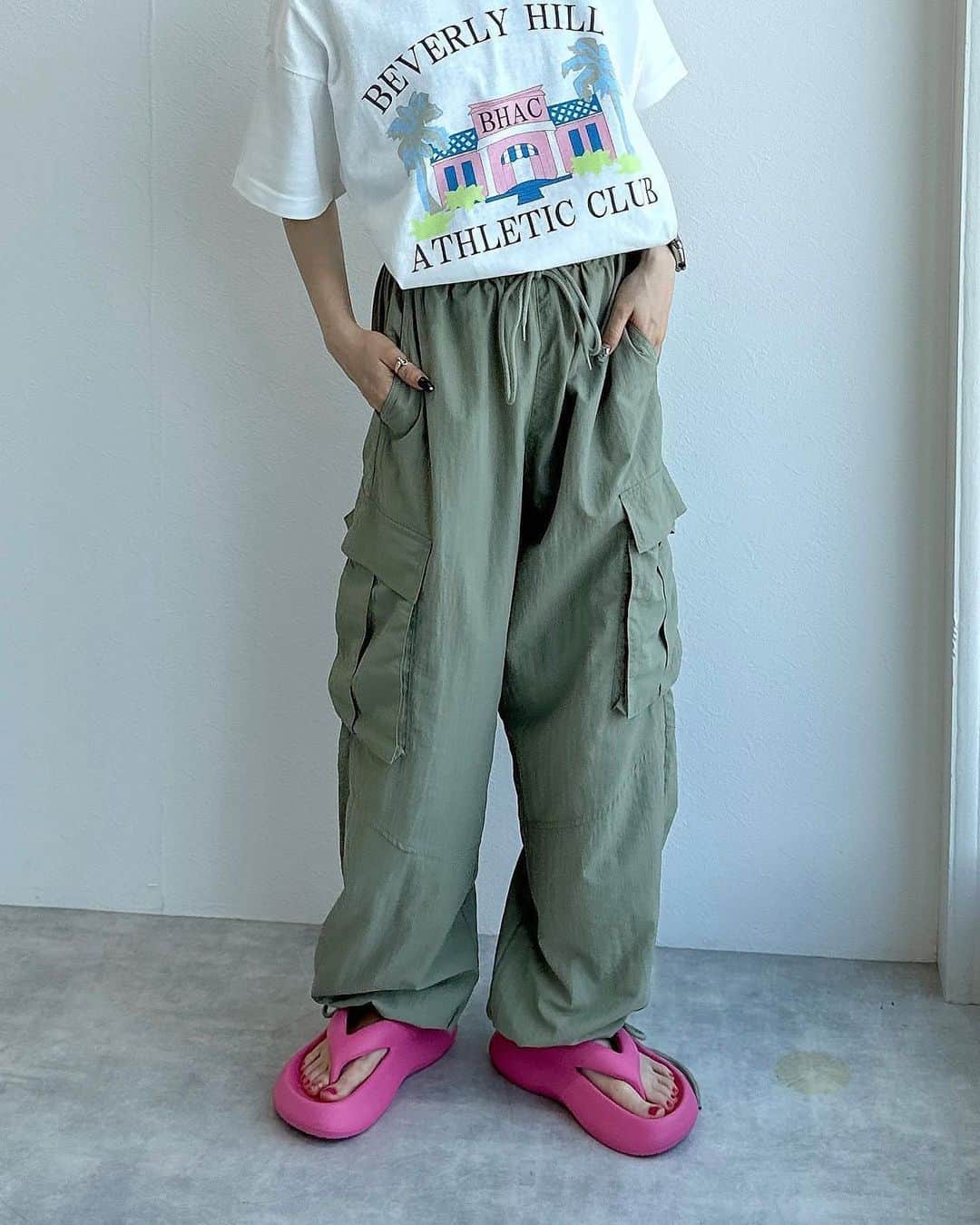 w closetさんのインスタグラム写真 - (w closetInstagram)「【pick up item】  "これ欲しい♡と思ったらいいね" ______________  切替イージーカーゴパンツ \ special price / ¥6,490→¥5,390 color : オフホワイト　カーキ　ブラック　ピンク　Lカーキ  程よくボリューム感あるシルエット  ウエストはゴムになっており履き心地も抜群◎ パンツ裾の紐でシルエット変化も可能です。  しわになりづらいナイロン素材でデイリー使いにピッタリ♪ ______________  #wcloset#ダブルクローゼット#wclo_snap#リゾートコーデ#新作コーデ#夏トレンド#夏スタイル#サマーコーデ#トレンドアイテム#カラーコーディネート#スタイルアップコーデ#カラーアイテム#夏コーディネート#コーディネート#夏小物#夏アイテム#夏ファッション#サンダル#tシャツコーデ#夏トップス#白tシャツコーデ#カーゴパンツ#カーゴパンツコーデ#ピンクコーデ#カーキコーデ#パンツコーデ#ピンクパンツ#お揃いコーデ#シミラーコーデ#双子コーデ」7月24日 21時00分 - wclosetwearsinc