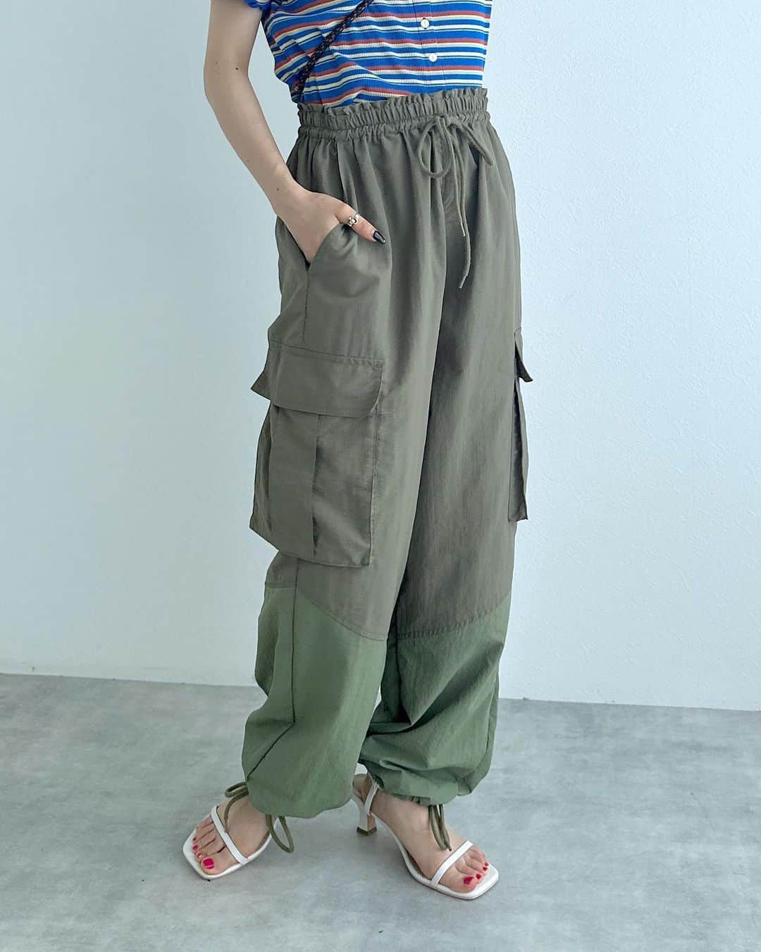 w closetさんのインスタグラム写真 - (w closetInstagram)「【pick up item】  "これ欲しい♡と思ったらいいね" ______________  切替イージーカーゴパンツ \ special price / ¥6,490→¥5,390 color : オフホワイト　カーキ　ブラック　ピンク　Lカーキ  程よくボリューム感あるシルエット  ウエストはゴムになっており履き心地も抜群◎ パンツ裾の紐でシルエット変化も可能です。  しわになりづらいナイロン素材でデイリー使いにピッタリ♪ ______________  #wcloset#ダブルクローゼット#wclo_snap#リゾートコーデ#新作コーデ#夏トレンド#夏スタイル#サマーコーデ#トレンドアイテム#カラーコーディネート#スタイルアップコーデ#カラーアイテム#夏コーディネート#コーディネート#夏小物#夏アイテム#夏ファッション#サンダル#tシャツコーデ#夏トップス#白tシャツコーデ#カーゴパンツ#カーゴパンツコーデ#ピンクコーデ#カーキコーデ#パンツコーデ#ピンクパンツ#お揃いコーデ#シミラーコーデ#双子コーデ」7月24日 21時00分 - wclosetwearsinc