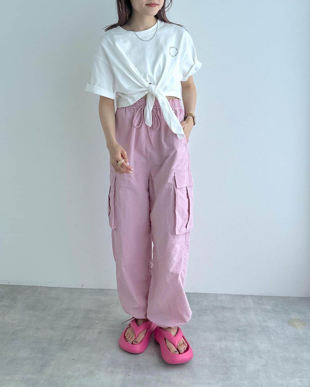 w closetさんのインスタグラム写真 - (w closetInstagram)「【pick up item】  "これ欲しい♡と思ったらいいね" ______________  切替イージーカーゴパンツ \ special price / ¥6,490→¥5,390 color : オフホワイト　カーキ　ブラック　ピンク　Lカーキ  程よくボリューム感あるシルエット  ウエストはゴムになっており履き心地も抜群◎ パンツ裾の紐でシルエット変化も可能です。  しわになりづらいナイロン素材でデイリー使いにピッタリ♪ ______________  #wcloset#ダブルクローゼット#wclo_snap#リゾートコーデ#新作コーデ#夏トレンド#夏スタイル#サマーコーデ#トレンドアイテム#カラーコーディネート#スタイルアップコーデ#カラーアイテム#夏コーディネート#コーディネート#夏小物#夏アイテム#夏ファッション#サンダル#tシャツコーデ#夏トップス#白tシャツコーデ#カーゴパンツ#カーゴパンツコーデ#ピンクコーデ#カーキコーデ#パンツコーデ#ピンクパンツ#お揃いコーデ#シミラーコーデ#双子コーデ」7月24日 21時00分 - wclosetwearsinc