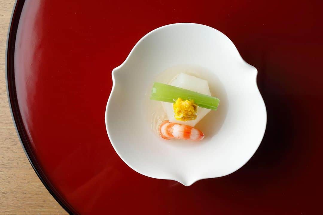 THE WESTIN TOKYO | ウェスティンホテル東京さんのインスタグラム写真 - (THE WESTIN TOKYO | ウェスティンホテル東京Instagram)「【ウェスティン夏のファミリープラン】 夏休みに合わせ、ホテル内の各レストランでは、ご家族で楽しめるファミリープランを企画しました✨   お寿司の握り方を職人から教わりながら作る「ちびっこ寿司職人」体験や、本格的な会席料理とともに和食のお作法を学ぶ「美味しく学ぶ和食のお作法」コース、肉の部位の違いについて学んだ後にハンバーグを作るお手伝いをする食育体験「作って学ぶキッズハンバーグ」、北京ダックをご自身で包むご家族向け特別「ファミリー特別コース」など、さまざまなプランをお食事付きでお楽しみいただけます。 夏休みの思い出にいかがですか。   詳細はプロフィールのリンクより    #ウェスティンホテル東京 #ウェスティンホテル #ウェスティン #ホテル #恵比寿 #夏休み #キッズ #お子様 #ファミリー #ホテル食事 #ファミリー旅行 #ファミリープラン #子供 #小学生 #WestinTokyo #hotel #tokyo #japan #ebisu #travel #summerholiday #family #summer #holiday #familyholiday #restaurant #diningout」7月24日 19時11分 - westintokyo