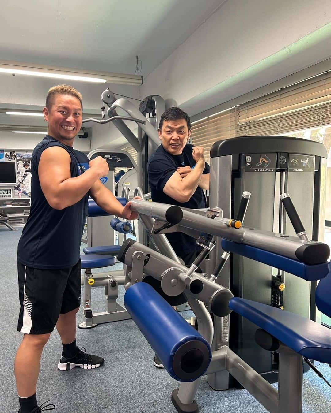 岡田雅利さんのインスタグラム写真 - (岡田雅利Instagram)「🏋️術後初トレーニング🏋️ 本日いつもお世話になっているストロングス様に行ってきました🦵🦵 野茂さん栗山さんのトレーナーの大川さんには厳しく指導してもらっています🥹 （福島さんも最近厳しいです🥹）  その日に合わせてトレーニングを選択して厳しく指導してもらっています🙇‍♂️ 最高です👍👍👍  そしてなんと！！！激励として岡田Tシャツで迎えてくれました🏋️🏋️🏋️ 復帰する際にはこのTシャツを着て応援に来てもらえるので復帰して恩返しします！！やるぞーーー！！🌈🌈🌈🌈  #よっしゃーー！！！💪💪💪 #いつものポーズ💪💪💪 #ポーズ名募集中😳☝️」7月24日 19時13分 - okada.2.masatoshi