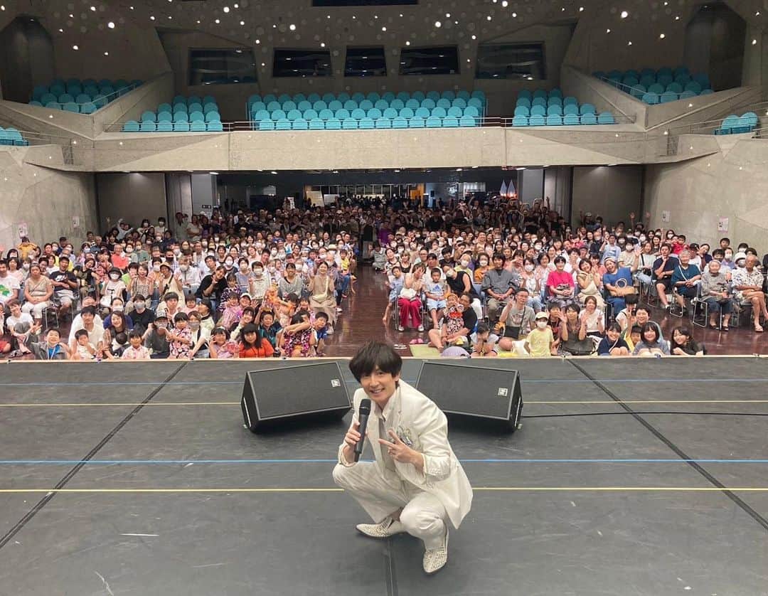 のインスタグラム：「☆ Hello〜^ ^ きのうは八丈島の夏祭りでライブをしてきました！ 楽しかったのはもちろんですが、何より人が素敵で感動しました。。 みんなが我慢してきたこの数年、島の方々もものすごく大変だったと思います。 鬱憤を晴らすかのように声を出してくれて、声をかけてくれて、4年ぶりの夏祭りに携われたこと、感謝しますm(_ _)m 素敵な時間をありがとうございました！ また会える日を楽しみにしてます！ ありがとう！八丈島！ ＝ 9/9・10ファンクラブイベント、二次受付が開始しました！ 締切は8/10まで！ 行程予定も載せましたので、詳しくはオフィシャルブログをご覧ください！ 9/9・10 「FANCLUB EVENT 2023 in NIIGATA」 今回は新潟県湯沢のNASPAニューオータニで開催決定！ ライブはもちろん、ツーショット撮影・ファンミーティング・抽選会等、いつもより長く本人と時間を共有＆ホテル内には温泉も完備され、これまでで一番の、パワーアップしたイベントとなっております！ さらにライブの一部を撮影OKに！ 帰りも皆さんをお見送り^ ^ FACEと過ごす1泊2日、是非ご参加いただき思い出をまた一つ増やしましょう！ ＝ 《お知らせ》 ◉2024年1月16日〜1月19日 「にっぽん丸　自由自在〜千葉・下田〜」 発着港：名古屋発・名古屋着 16日にクルーズを彩るエンターテイナーとして出演！ 詳しくをオフィシャルブログをチェック！ 《LIVE情報》 「青木隆治 25th Anniversary LIVE 〜ひとりモノマネ紅白歌合戦〜」公演開催決定！ 【公演日時・会場】 2023年10月21日（土）16:00開演　アワーズホール（明石市立市民会館） 2023年10月22日（日）14:00開演　舞鶴市総合文化会館 大ホール ※開場は開演の30分前 【チケット一般発売日】 2023年7月20日（木） 今回は自身初すべて着替え、たった一人で史上初となるモノマネで紅白歌合戦を開催！ 25周年集大成となる真剣勝負のステージ、是非遊びにいらしてください！ 詳しくはオフィシャルブログをチェック！ ＝ まだまだ続くお知らせもお楽しみに！ それでは、また！ Love & Peace！ ＝＝＝＝＝＝＝＝＝＝ ◎ドラマ◎ NHKドラマ 「卒業タイムリミット」 配信ドラマ 「プロデューサーK PART4」 ＝＝＝＝＝＝＝＝＝＝ ◎ファンクラブ◎ 大好評の更新&新規ご入会特典！ 青木隆治が25周年・Face10周年を越える2023年度は、会員様全員に新曲をCDにしてプレゼント！ 詳しくはオフィシャルブログをご覧ください！ ＝＝＝＝＝＝＝＝＝＝ ◎青木隆治プレミアムチャンネルーYouTubeー◎ https://www.youtube.com/channel/UCr7KCeTUzCFzADVYG-PF9DA ＝＝＝＝＝＝＝＝＝＝ ◎青木隆治オフィシャルTikTok◎ www.tiktok.com/@aoki_ryuji_official ＝＝＝＝＝＝＝＝＝＝ ◎青木隆治/Faceオフィシャルサイト◎ http://aoki-ryuji.com/ ＝＝＝＝＝＝＝＝＝＝ ◎青木隆治オフィシャルブログ◎ https://ameblo.jp/aoki-ryuji/ ＝＝＝＝＝＝＝＝＝＝ ◎オンラインサロン◎ 青木隆治プロジェクト 「W.B.E -World of Best Entertainment-」 https://community.camp-fire.jp/projects/view/229853 ＝＝＝＝＝＝＝＝＝＝ ◎Face◎ 「夏空」 「証」「Snow Rain」 「CROSS IN LOVE」「白夜街」 絶賛配信中！ ＝＝＝＝＝＝＝＝＝＝ 青木隆治 「You & I」 「Story」 絶賛配信中！ ＝＝＝＝＝＝＝＝＝＝ #青木隆治  #aokiryuji  #ryujiaoki  #face  #youtube  #青木隆治プレミアムチャンネル  #tiktok  #オンラインサロン  #ライブ配信  #ファンクラブ #fanclub #イベント #event  #新潟  #越後湯沢  #八丈島  #夏祭り  #にっぽん丸  #クルージング  #ものまね  #紅白歌合戦  #兵庫  #明石  #京都  #舞鶴」