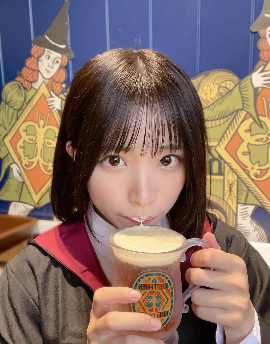 のインスタグラム：「バタービール🧈🍺  お酒のビールは飲めないけど バタービールはいっぱい飲めるよ！  あわあわの部分が甘くて美味しいの☺️  白いヒゲ上手に作れなかった〜、、！  #ハリーポッター #ハリーポッタースタジオツアー #ハリーポッターカフェ #harry #harrypotter #harrystyles #harrypotterfan #griffindor #ワーナーブラザーズ #バタービール #グリフィンドール」