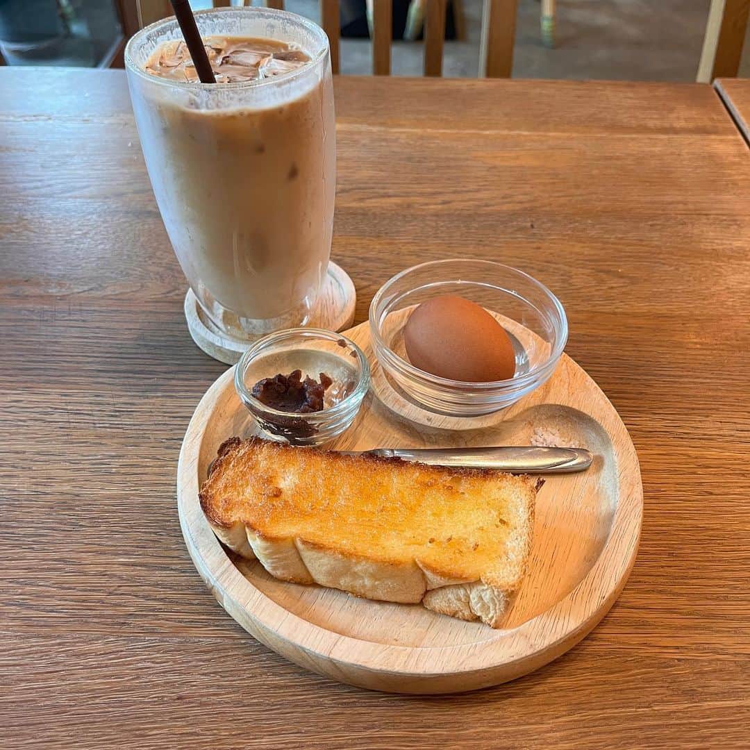 桜 稲垣早希のインスタグラム：「今朝は最近りおなりくんが見つけた、はかたcafeでお茶しました😊  ここの何が良いって、モーニングの時間に行くとドリンクを注文すればゆで卵と餡子トーストが付いてくるんです☺️  120バーツ（約480円）でセットが食べられるので、トースト目当てで行きました☺️  しかも餡子💕 タイで餡子トーストがモーニングで食べられるなんて嬉しいです  りおなりくんはゆったり仕事して、私はぼけーーとしてました。  そのあとはお隣のクラタイ食堂で生姜焼き定食を食べて、今は日本日本した日でした😄  #桜稲垣早希 #りおなり #タイ移住 #はかたCAFE #クラタイ食堂 #タイで日本食」