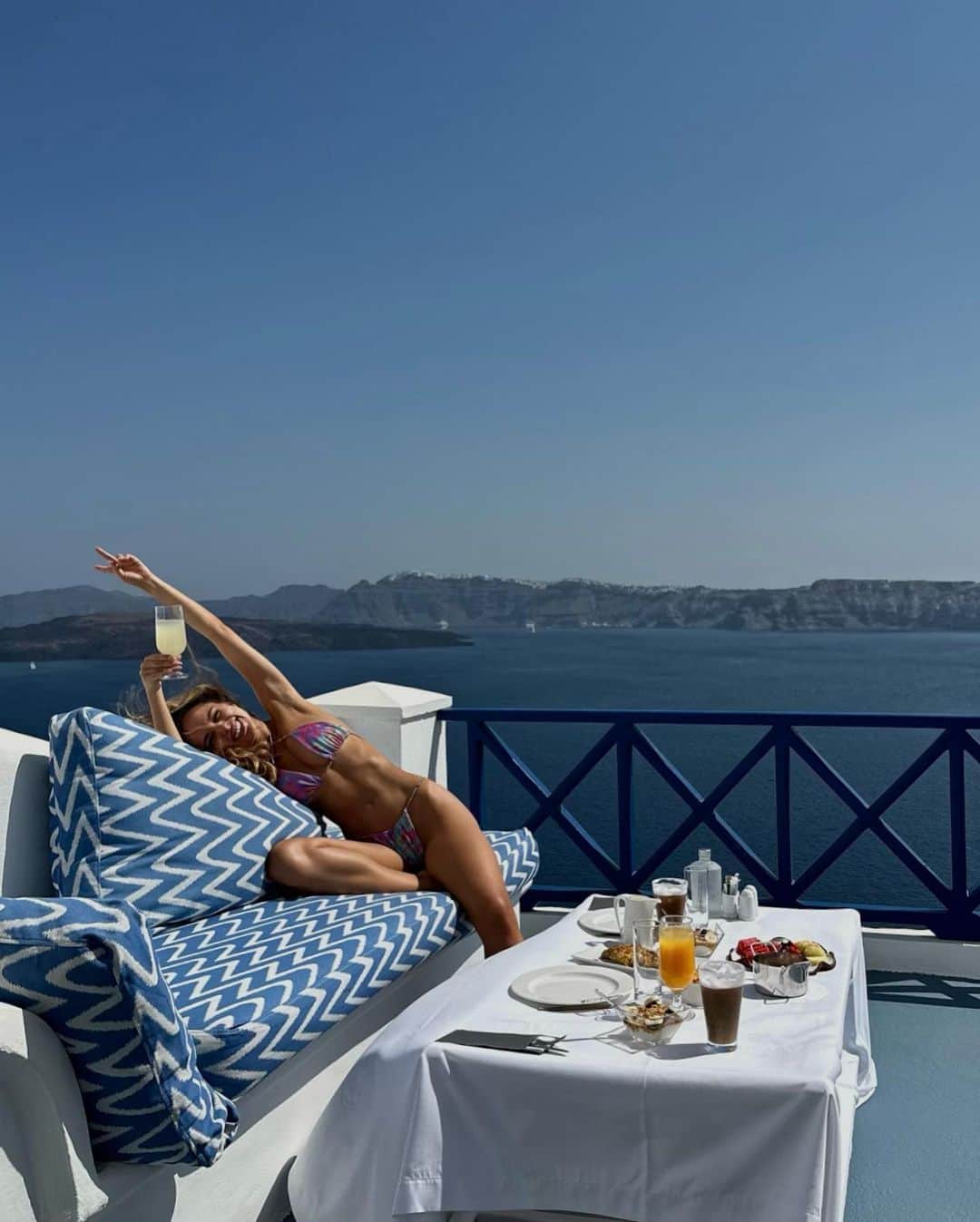 Weronika Bielikさんのインスタグラム写真 - (Weronika BielikInstagram)「Breakfast is served 🫶🏻 1,2 Instagram content  vs  3 my morning meditation 🧘‍♀️ reality :)  @astarte_suites ✨」7月24日 19時19分 - veronicabielik