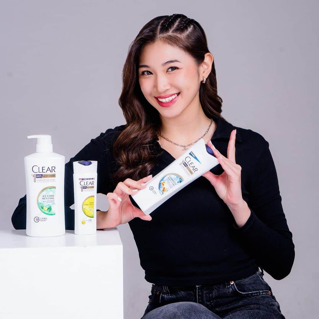 シャニ・インディラ・ナティオのインスタグラム：「Siapa disini yg punya masalah sama ketombe? Kalau aku udh super pede karena rambut bebas ketombe pake @clearindonesia Anyway mereka lagi adain promo Tokopedia Beauty DNA loh! Ada discount up to 25% + gratis ongkir. Ada voucher cashback 15K untuk min belanja 120K. Aku spill codenya yah : UNILEVER15K Yuk buruan di borong promonya dari tgl 24 Juli 2023 🫶🏻✨ #NoKetombeAutoPede #ClearYourHead #3xBersihTotal」