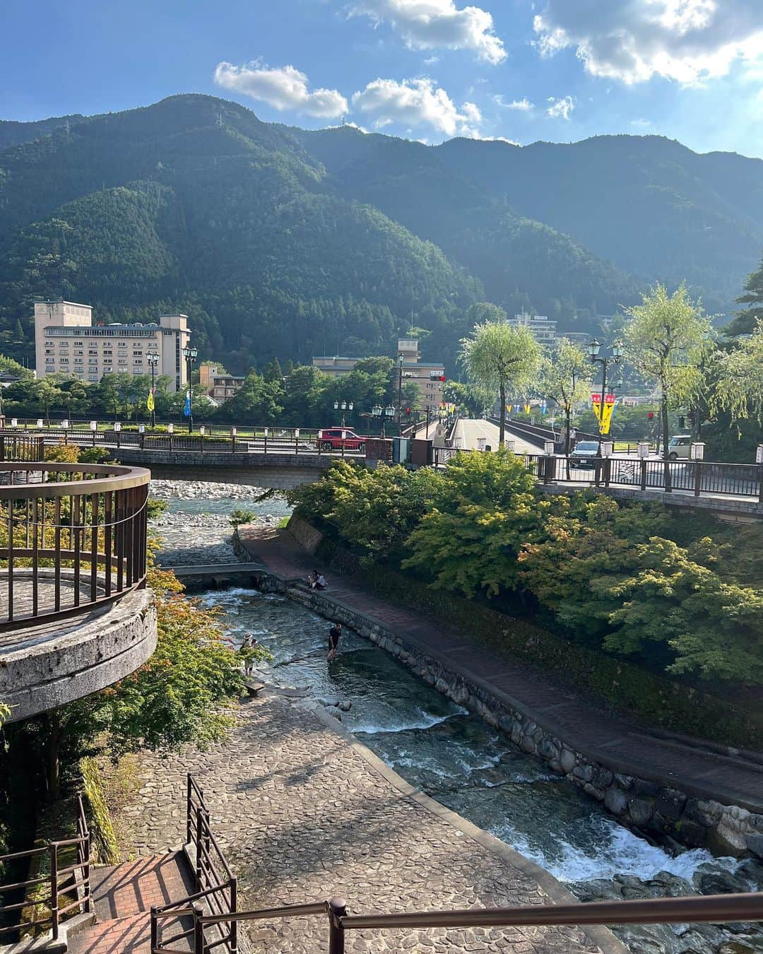 坂崎裕介さんのインスタグラム写真 - (坂崎裕介Instagram)「Ke pemandian air panas terkenal di jepang. Namanya 下呂温泉(gero onsen)♨️  Di jepang ada 3 terbesar  pemandian air panas.   1. 草津温泉(Kusatsu onsen) gunma pref 2. 下呂温泉(Gero onsen) gifu pref 3. 有馬温泉(Arima onsen) hyogo pref  Masing2 punya beda effectnya👍Tapi menurut aku, kusatsu onsen paling bagus dalam 3 onsen. Air panas onsen juga bagus. Pemandangan 湯畑(yubata) juga bagus. Semuanya mantap👍 Jadi kalo kalian mau menikmati onsen jepang, datang ke kusatsu aja ya. bisa ke onsen ini dari tokyo. Jadi rekomendasi akuuuu👌 akhir2 ini banyak turis datang ke jepang. Makanya aku senang banget👍😄  AYO KE JEPANG YA GUYS🙌✌️😉」7月24日 19時24分 - skzk_yusuke