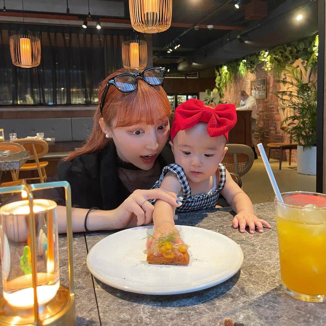 神田咲凛のインスタグラム：「ずっと気になってたお店で早めの夜ご飯🍽  ほんっっっっとに美味しい🫰 ベビーチェアもあるしランチも絶対行く！  ベトナムにもまた行きたいなぁ🇻🇳  娘氏から目の前の食べ物を守るシールド欲しいな🛡笑  . . . . . . . . . . . . . . . . . . . . . . #ママライフ#ママコーデ#ママファッション#赤ちゃん #赤ちゃんとお出かけ#赤ちゃんのいる暮らし #赤ちゃんのいる生活 #赤ちゃんがいる生活 #赤ちゃんと旅行 #育児記録#育児日記#令和4年ベビー #9ヶ月ベビー#momlife#pigandthelady#恵比寿グルメ #恵比寿ディナー#ピグアンドザレディ #モダンベトナム料理 #ベトナム料理 #アジア料理」