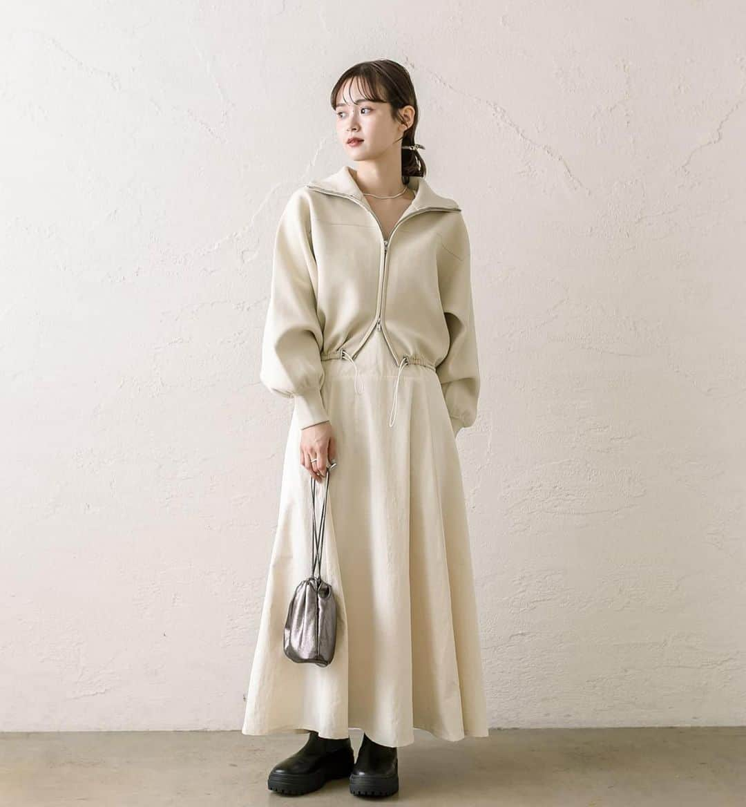 mysticさんのインスタグラム写真 - (mysticInstagram)「【pick up item】  ・ニットブルゾンワンピースSET ¥15,950(税込) IVO/BE/BLK size: 0,1,2  着回し力抜群のブルゾンとワンピースのセットが登場！ トレンドのWジップ仕様のブルゾンにタンクのワンピースのセット。 ブルゾンはウエストを絞れるのですっきりなシルエットに見せてくれます。 気分に合わせて別々で着用できるのも嬉しいポイント。  是非各モールにてご覧くださいませ。 palcloset / zozotown / iLUMINE  #mystic #mystic_2023ss #カジュアル #大人カジュアル #着回し #着回しコーデ  #シンプルコーデ #大人カジュアル #着回し #カーディガン #カーデ #ショートシャツ#シャツ#シャツコーデ #ラメニット #夏カラー #カラバリ#夏コーデ#夏服コーデ#ブラウス」7月24日 21時00分 - mystic_pr