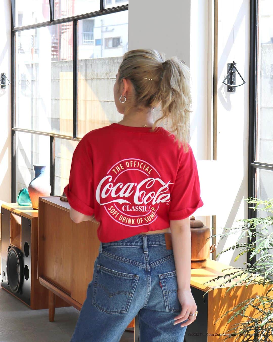 Ungrid staff snapのインスタグラム：「【Ungrid  Coca-Cola®】  Coca-Colaとの別注アイテムを2023年8月に発売します。  ■商品概要 #Coca-Cola ロゴTee (112342719001) サイズ：フリー カラー：ライトグレー/レッド/ネイビー 価格：6,600円(税込)  キャッチーなデザインをプリントし、古着のような1枚に。 カラーリングも今季ならではの色遣いで展開。 着丈はヒップにかかるぐらいのメンズライクな丈感でゆったりとご着用頂けます。  ■Coca-Colaについて 1886年米国ジョージア州アトランタで誕生したCoca-Colaは135年以上の歴史を誇ります。 Coca-Cola社では世界200ヵ国以上、500以上のブランドを取り扱い、毎日19億杯以上の飲料が世界中で楽しまれている世界No.1の清涼飲料メーカーです。  #Ungrid #Ungrid_official   ーーーーーーーーーーーーーーーーーーーーーーーーーーーー ☑︎商品詳細は製品タグ or TOPページURLよりチェック » @Ungrid_official ・ ・ ☑︎全国のスタッフのスタイリングを毎日更新中！ » @ungrid_staffsnap  ーーーーーーーーーーーーーーーーーーーーーーーーーーーーーーーーーーーーーーーー  #Ungrid #ungrid_official #ungridコーデ #アングリッド #カジュアル #カジュアルコーデ #カジュアルスタイル #シンプル #シンプルコーデ #シンプルスタイル #コカコーラ #コーラ #cocacola #Tee #Tシャツ #夏コーデ #夏スタイル」