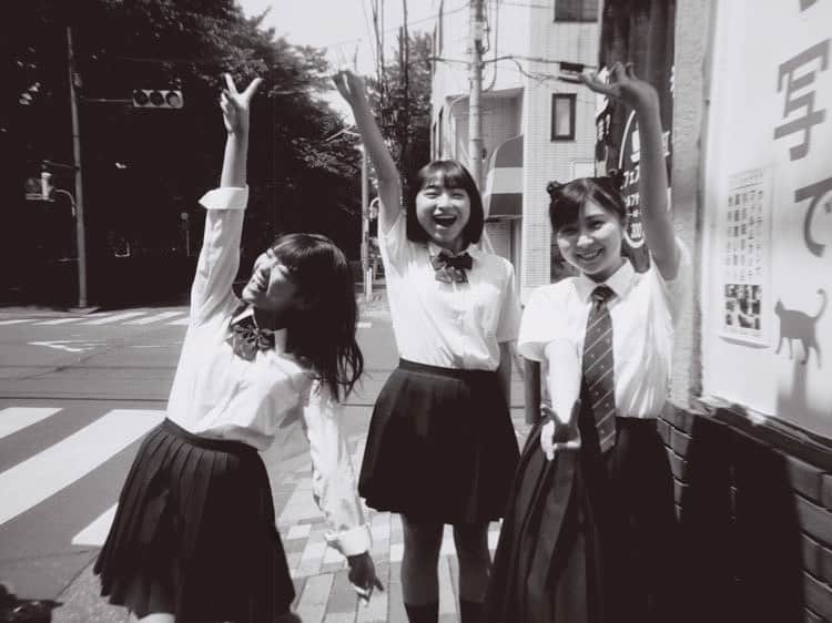 のインスタグラム：「今夜はカメはじ4話！！楽しみですね〜  #カメラはじめてもいいですか  #ウエダアツシ 監督 #田牧そら　さん #村山優香 さん #中村守里」