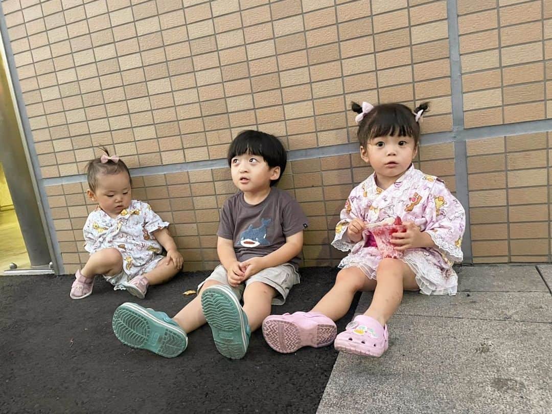 小泉留菜のインスタグラム：「🥰 . . みお家と行ったお祭り😎✨ 久しぶりのお祭り楽しすぎてテンションあがった😘😘😘 . . ジャケ写風の一枚目お気に入り✌🏻💓 #お祭り  #3歳 #3歳男の子 #3歳児 #ママ #男の子ママ #ママスタグラム #25歳ママ #口唇口蓋裂 #関東ママ #埼玉ママ　 #出産 #出産報告 #ご報告 #第二子 #第二子出産 #赤ちゃん #ベビー #baby #女の子ママ #2児ママ #0歳 #0歳児 #0歳児ママ #兄妹  #生後1ヶ月 #1ヶ月ベビー」