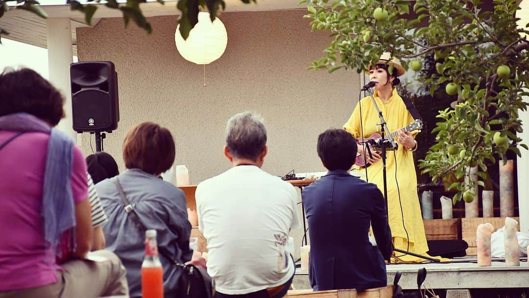 akikoさんのインスタグラム写真 - (akikoInstagram)「弘前のりんご公園内にあるシードル工房kimoriさんでガーデンパーティーをしました。珍しく一人だけのソロライブでしたが、素敵なキャンドルの演出や美味しいワインとチーズの出店もあり、空が少しずつ藍色に染まっていくトワイライトを楽しみました。kimori さん、Primavistaさんはじめ、YOAKEnoAKARIさん、Yoizukiさん、She/Shock/Cheeseさん、そしていらしてくださったみなさん、素敵な時間をありがとうございました🍎  私はりんごが大大大好きでとても愛しているので、りんごの木に囲まれて歌うのは本当に幸せでした。まだ小さい赤ちゃんりんごが少しだけ色づいている姿が可愛すぎてキュンとしちゃう🍎🍎🍎🥹」7月24日 19時34分 - akikojazz