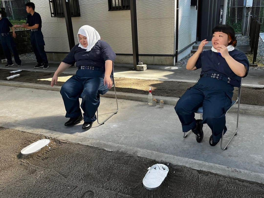 おかずクラブのインスタグラム：「ゆいPです！  今日は静岡のただいまテレビにて、静岡県警察学校に1日入学してきました！！！  足跡とったり、走ったり、酔っ払いの役やったり色々楽しかったです！！！  制服着ても、フレッシュというよりはベテラン感が出ました！  なんか青春って感じだったし、天気も良くてエモ（使ってみたかった）かったです！」