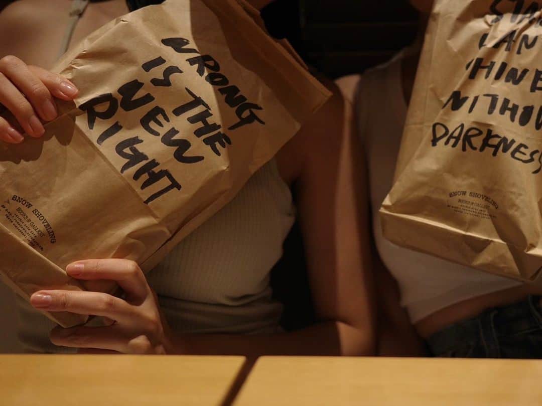 高嶋香帆のインスタグラム：「御子ちゃんおすすめの本屋さんからの、 私おすすめのご飯屋さんな夜👶  本屋デートとても楽しいし、また行きたいです！」