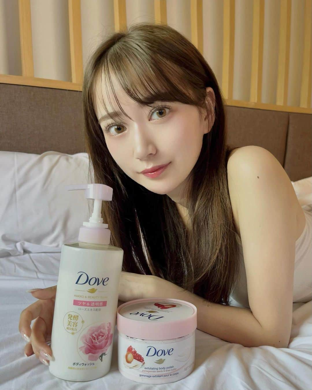 桑島 夢のインスタグラム：「. 最近のバスタイムアイテム紹介🛁🤍  Dove(ダヴ）@dove ☑︎ボディウォッシュ　発酵&ビューティーシリーズ　ツヤ&透明感 ✨ ☑︎クリーミーボディスクラブ　ザクロ＆シアバター  新しく使い始めたボディウォッシュは 2種類発酵美容成分※が配合されていてうるおいケアが叶うアイテム🫧 ローズの香りが上品な甘さでとっても癒される香り🌹古い角質やくすみが気になる、透明感がほしい人におすすめです💕  ボディスクラブはもう何回目の紹介？っていうぐらい大好きなアイテム🫰🏻ストックもしっかりあります💭 併用するとさらにふわふわモチモチのお肌になるからぜひ試してほしいな🫣🩶  全国のドラッグストアやECサイトでGETすることができるよ🛒  *アセロラチェリー発酵液、乳酸桿菌/ザクロ果実発酵液 : 保湿成分  #ダヴ #ダヴボディウォッシュ #ボディソープ #ローズの香り#PR#DOVE #ボディーソープ #発酵美容 #透明感#透明肌#ボディケア#バスアイテム#ボディスクラブ#スキンケア」