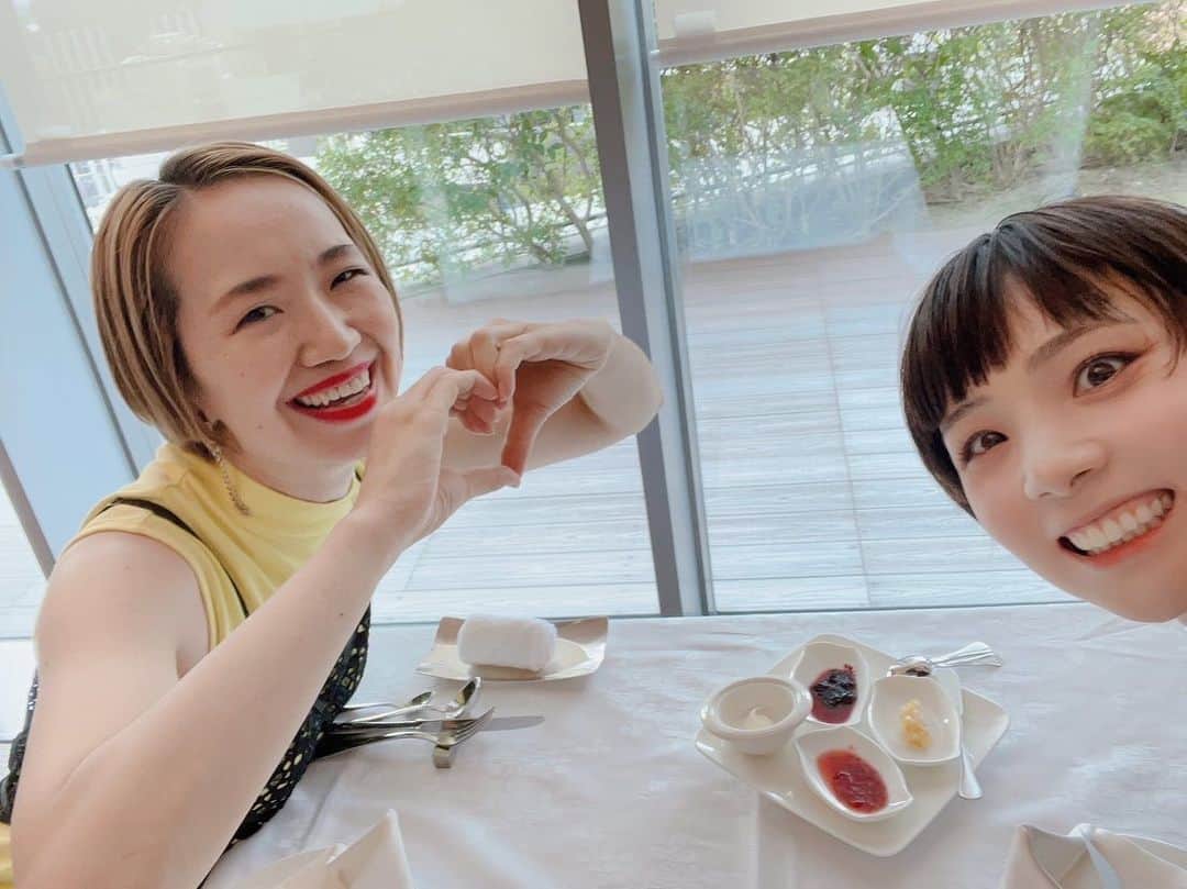 貴千碧のインスタグラム：「やっとやっと。 私のInstagramに。 私の…もはや 兄弟のような。身内のような それぐらいの濃さと苦楽を共にしてきた大切な仲間 「千海華蘭ちゃん」が😭🩷🩷✨✨‼️  からんの最後の舞台を観せて頂いてからもうこんなにも経つんだな🥹 こうやって又　当たり前と思わせて頂けるような日常の中で 大笑いしながら、当時の話にお腹をよじれそうになるくらい笑いながら 美味しいお食事を頂きながら一緒に過ごせることは なんとも幸せで尊いことだなとあらためて実感。 会えなかった時間が とんでもなく長いはずなのに昨日まで一緒に舞台に立ってたような気持ちになれるのはきっとこの方だけなのではないかと思う。 本当に努力家で、命をけずって舞台に立って来たからん。私も相当ストイックに生きていたけど笑😆、からんはもはや別格だね。努力して努力して研究に研究を重ねていろいろなものを創り上げていたからん。宝塚を全うして卒業したからんの第二の人生のスタート✊ これまたからんらしく、またまた尊敬でしかないけど、からんが選び進む道、どんな道であれまさ姉はとことん応援し、旗を振ります。  . . . #宝塚　がもたらしてくれた#宝物　の一つ。#15歳　と#18歳　で出会ってから早〇〇。私がブーたれていた時も私が戦ってた時も、どんな時も1番近くで見てきてくれた#最高の友達#フェアエル　の#お土産 持ってきてくれた🥹🙏 気をつけて行ってきてねからん‼️✨✊ また例の集いを最高に楽しみに🥰🫶 I'm sincerely cheering you on. Love you😘  @karan_koppe  @ao_takachi」