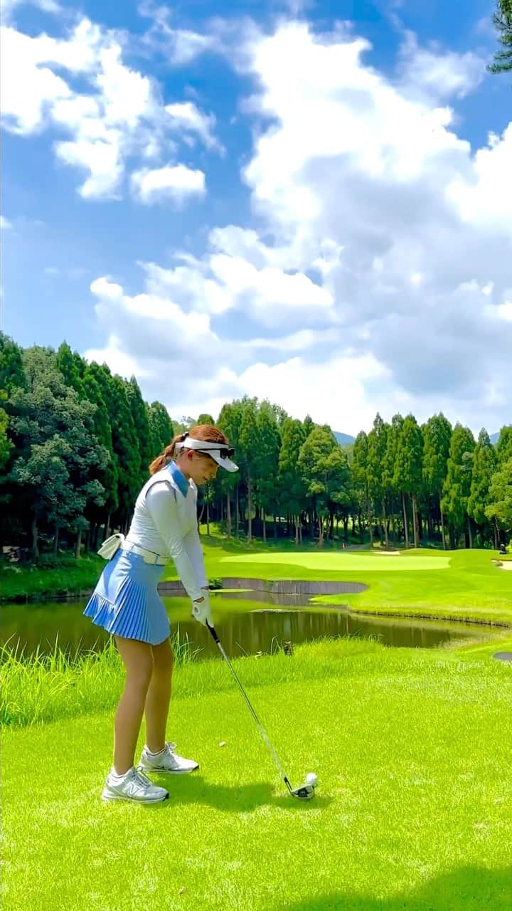 YUKAのインスタグラム：「昔よりボールを失くさないようになって、 傷だらけのボールに愛着が沸いてくる🥺❤️‍🔥❤️‍🔥笑  こんな大自然の中できるゴルフやっぱ楽しいな🏌️‍♀️🏌️‍♀️☀️  wear @amis_golf   #golf#golfwear#golfer#高尔夫球#福岡ゴルフ#九州ゴルファー#ゴルフ#ゴルフ好き#ゴルフコーデ#ゴルフウェア#ゴルフ女子#スイング動画#アイアンショット#アイアンショット動画」