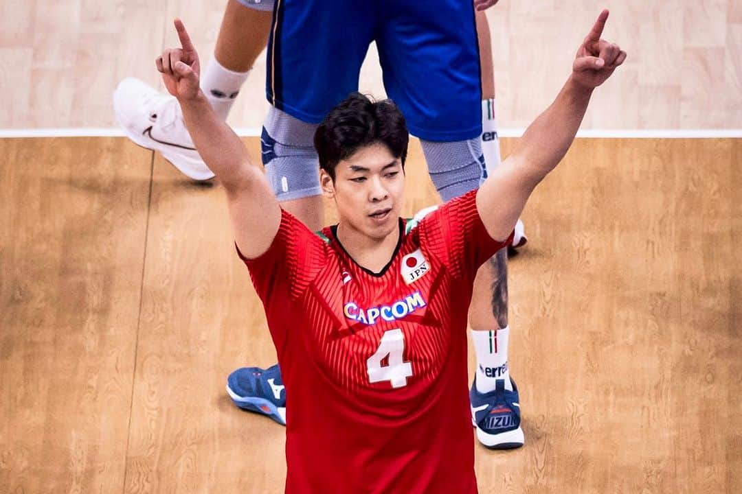 宮浦健人のインスタグラム：「𝐊𝐄𝐍𝐓𝐎 𝐦é𝐝𝐚𝐢𝐥𝐥é 𝐞𝐧 𝐕𝐍𝐋 !  C’est historique pour le Japon ! 🇯🇵🔥  La sélection nippon remporte la médaille de bronze de la VNL 2023 🥉en battant l’Italie  3 sets à 2 lors de la petite finale ! 🔥  KENTO, auteur de 20 points dont 7 aces, a réalisé encore une grande prestation à la pointe !   Hâte de le voir performer à Charpy ! 🤩  Félicitations KENTO !  Congratulations JAPAN ! 🇯🇵  📸 : @volleyballworld  #kento #miyaura #bronze #medal #vnl#volleyball #2023-2024 #paris #parisvolley #opposite   @miyaurakento  @lnv_officiel @lesfenixparis @ligue_a_fan @jva_volleyball @volleyballnationsleague」