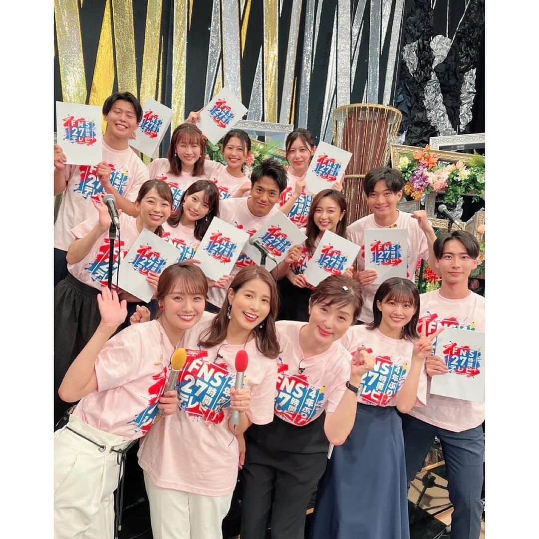 竹俣紅のインスタグラム：「🌟 『FNS27時間テレビ』を観てくださってありがとうございました！ ⁡ 中京競馬場から中京記念をお伝えして、 急いでお台場へ。 着替えるタイミングが無い可能性もあったので、 27時間テレビTシャツを着たまま新幹線に乗っていました笑 ⁡ 競馬場周辺混雑脱出チャレンジやらをうまくクリアして、 本番に間に合いました。 ⁡ ⁡ 入社してから初の27時間テレビというワクワク感があったのはもちろん、 久々に同期と話せたのが楽しかった〜☺️ それぞれ違う時間帯に働いているので、なかなか会えないものなのです。 マラソンを完走して仮眠中のヤマケンが起きてきたら、みんなで写真撮ろうー！！と話していたのですが、撮り損ねました。 ⁡ ⁡ 2枚目は、クマができていたからオレンジのアイシャドウを塗ったぞ✌️という写真。 バタバタした今週は疲れましたが、いろいろ思い出になりました。 ⁡ ⁡ そして、夏イベント🌻 「お台場冒険王」も始まっています！ 今週金曜28日は、ロッテふ～せんガムステージ司会を担当します🎤 ⁡ ⁡ 日曜は、アイビスサマーダッシュ！ 楽しみです✨ ⁡ ⁡ #FNS27時間テレビ #フジテレビアナウンサー」