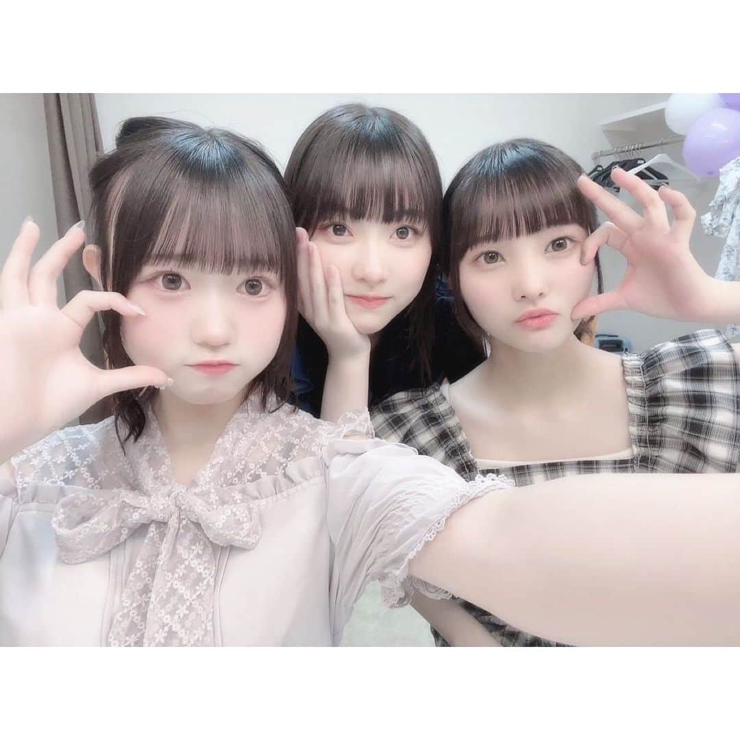 歩花のインスタグラム：「.TEEENSありがとうございました！！  かわいいヘアアレンジもしてもらって、たくさんのうちわとか歓声とか、たくさんありがとうございました！！！！(ヘアアレンジまた載せますね)  配信で見てくれた方もありがとうございました！！♡ サインボール、ツーショットもありがとうございましたー！  ランウェイとても緊張したんですけど、たくさんの応援でなんとかなりました^ ^^ ^ 楽しかったですー！ 貴重な経験ありがとうございました！！🙇‍♀️🙇‍♀️🙇‍♀️  ひさしぶりにりりかちゃんこころちゃんに会えて楽しかった^ ^♡ 変わんないね〜🥺🥺💞  #ドットティーンズ #ドットティーンズ関西2023 #めるぷち #イベント #ヘアアレンジ #楽しかった #ありがとう」