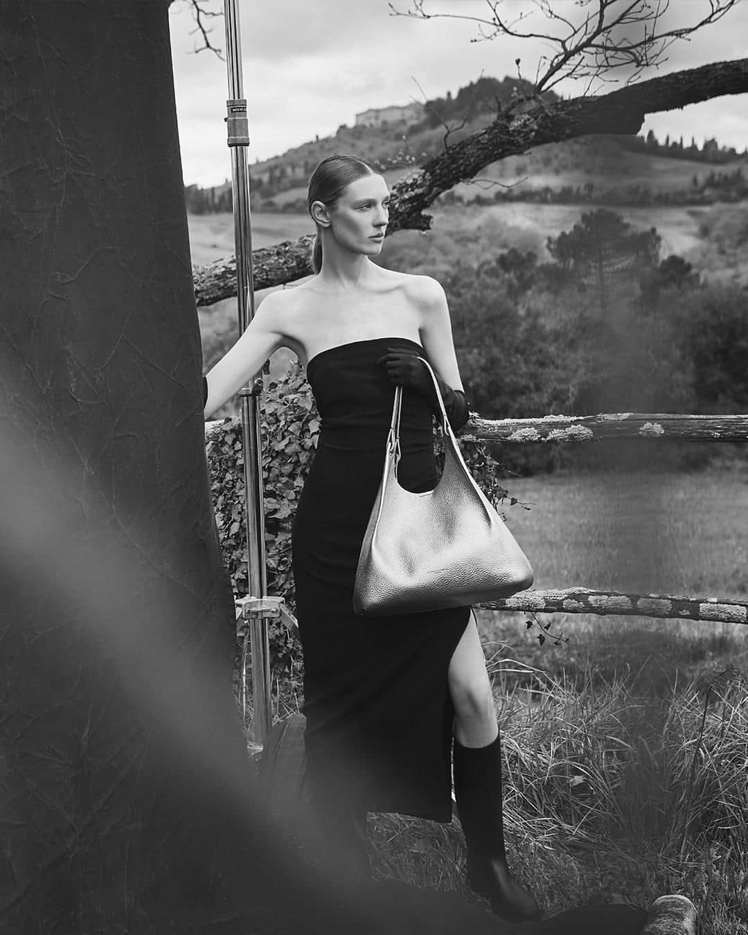 ジャンニキアリーニのインスタグラム：「A room with a view. The new FW23/24 campaign is a reportage-story, shot in a poetic and suggestive black and white, which portrays a woman who loves country life during a day spent in a cottage, in contact with ‘real’ life in all its most authentic manifestations. The new DUA bag is a tribute to the original beauty of Nature with its simple and fine shape.  #giannichiarini #gc #ジャンニキアリーニ #FW23」