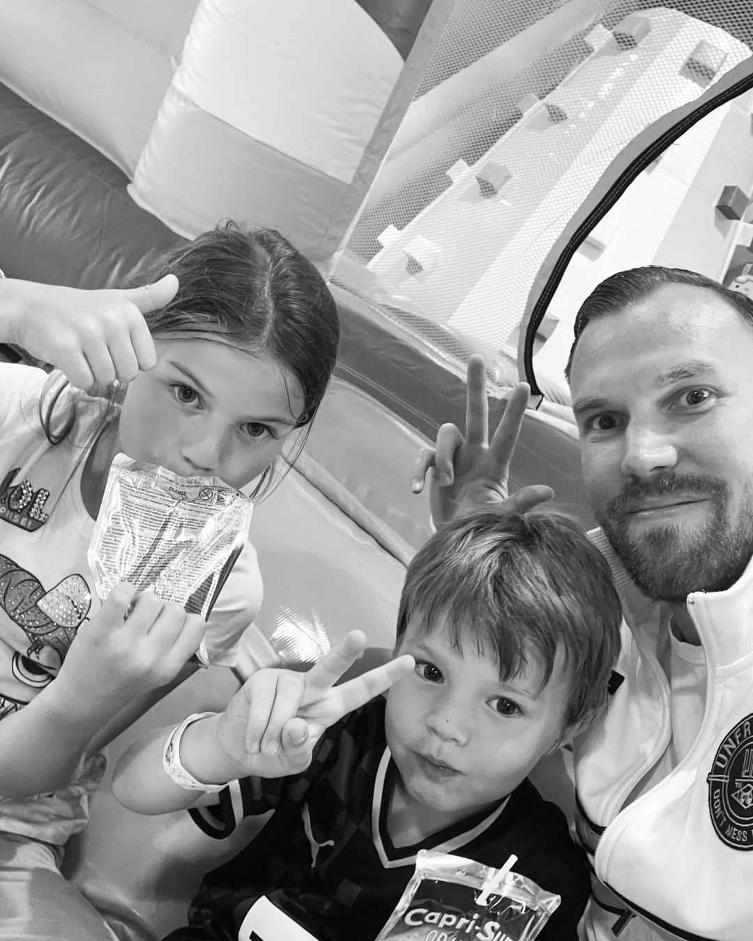ケヴィン・グロスクロイツのインスタグラム：「Da sind wa doch wieder 💪🏻💯❤️❤️❤️ 1️⃣2️⃣3️⃣ #champion #engel #fisch #isso」