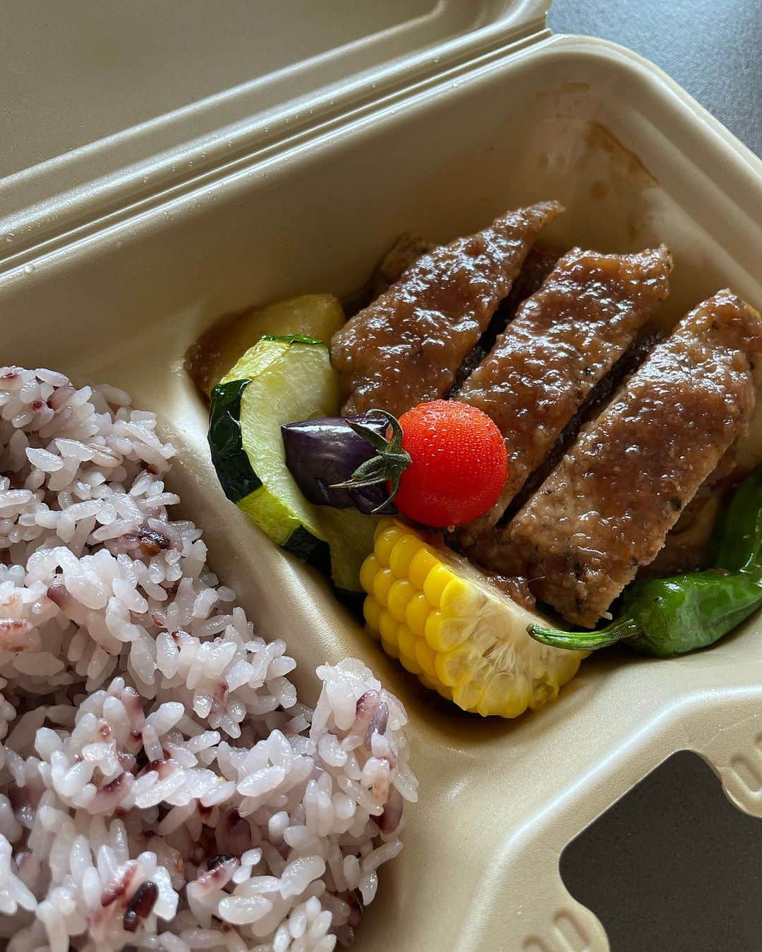 上田麻希子のインスタグラム：「. . 最高すぎる昼ごはん。 ⁡ お近くに来てたら是非行ってみてほしい キッチンカー お友達なんです。 ⁡  @natural_kitchen_ens  ⁡ お世辞抜きに周りでも評判です。 ⁡ 私はポークジンジャーを愛しすぎてます。 . . #キッチンカー #ランチ #おうちランチ #テイクアウト #ナチュラルキッチンエンズ #エンズ #ens #有機野菜 #無農薬野菜 #オーガニック #日々の暮らし #暮らしを楽しむ」
