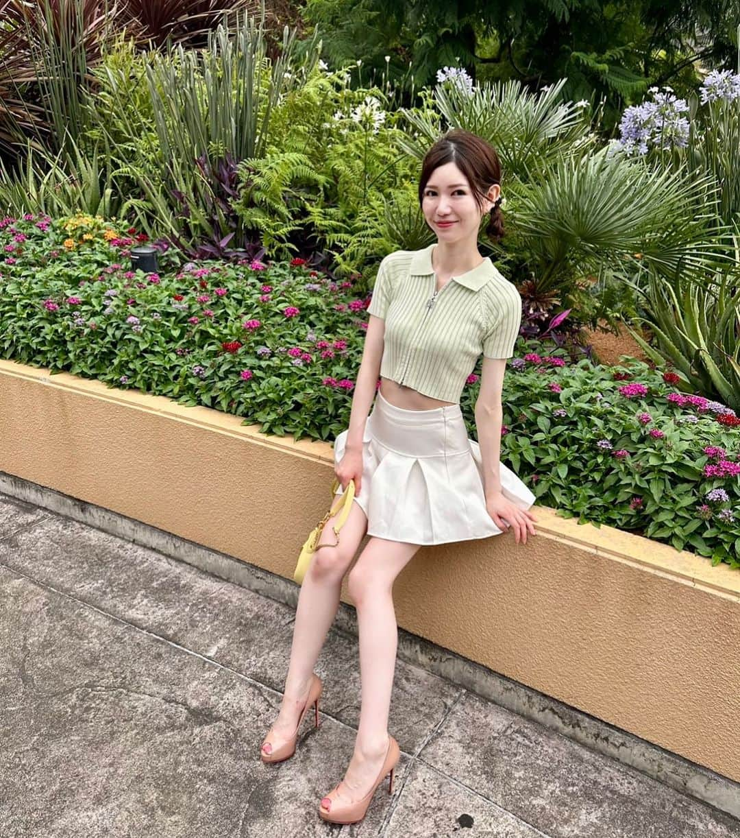 IKUMIさんのインスタグラム写真 - (IKUMIInstagram)「🍒 最近センタージッパーのお洋服流行ってるね😗 このトップスは大好きなダーリッチだよ〜 ミントグリーンカラーがかわちい💚  #難波#なんばパークス#難波駅#なんば#なんばシティ#なんばcity#日本橋#心斎橋#大阪難波#大阪#大阪ミナミ#大阪観光 #大阪旅行#美脚#darich#ダーリッチ#へそ出し #クロップド丈 #y2k #y2kファッション #韓国ファッション#韓国服 #韓国服通販 #韓国ファッション通販 #韓国ファッションコーデ #韓国コーデ#美脚#モデル撮影#撮影モデル#広告モデル#アパレルモデル」7月24日 19時44分 - miiiino3o