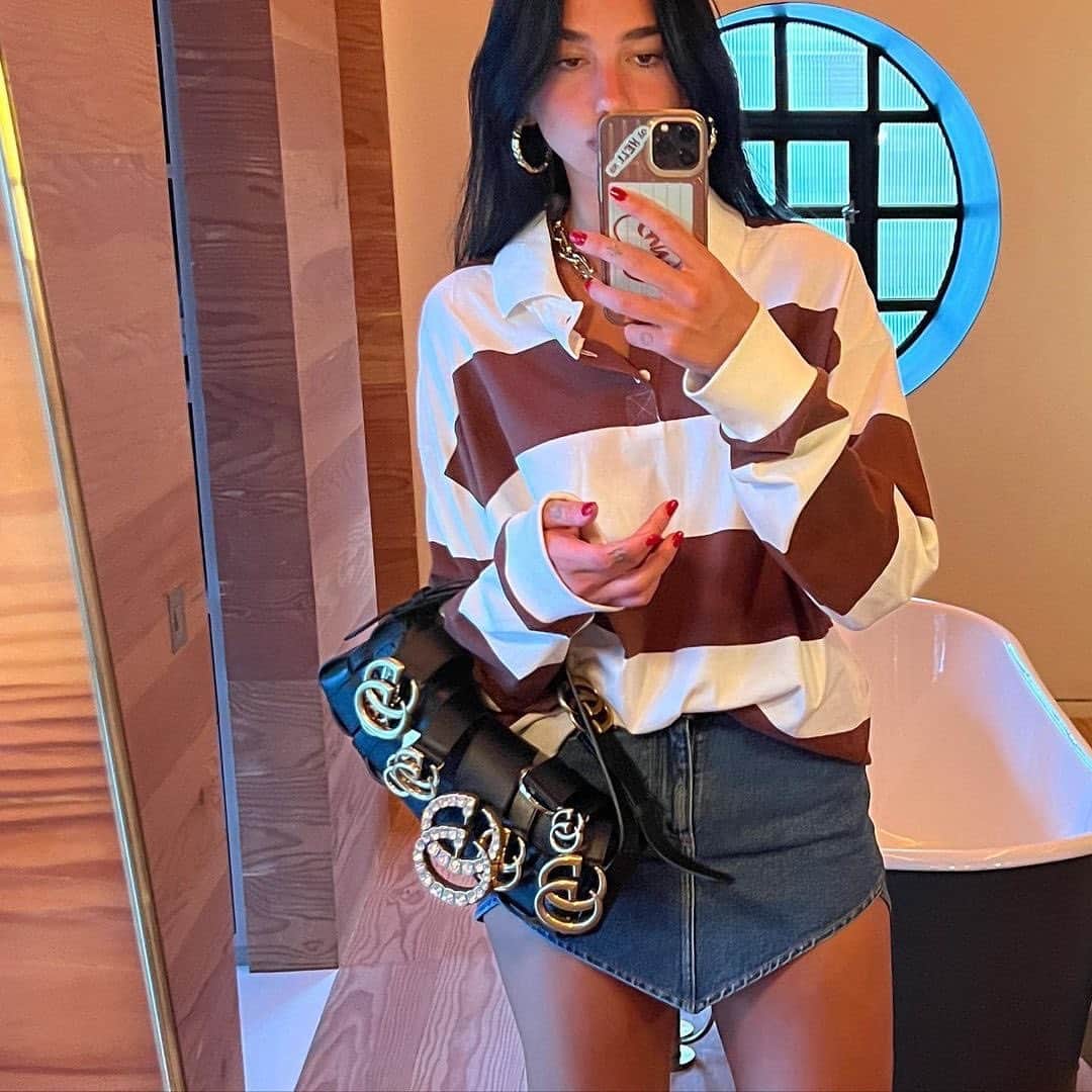 アーペーセーのインスタグラム：「@dualipa in her A.P.C. Riley polo shirt.  #APCParis」
