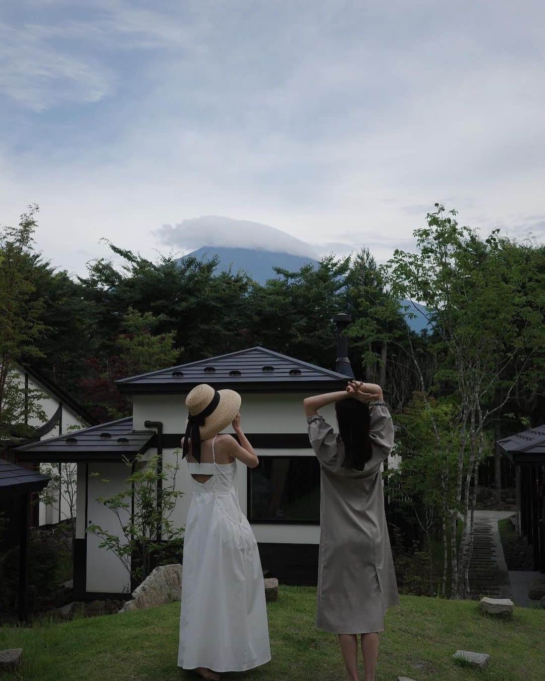 izu（出岡美咲）さんのインスタグラム写真 - (izu（出岡美咲）Instagram)「@official_manami と 富士山から流れるエネルギーに感動しながら...  皆んなで薪割りをして、 とびきり美味しくて新鮮な食材を ヴィラのテラスでBBQ。  美味しい空気 美しい光と 暖かい仲間 美味しいご飯 心地良い空間  ぜんぶぜんぶが、澄んだ心にしてくれた とびきりのご褒美旅だった。  #glampingvillahanz #グランピングヴィラハンズ河口湖」7月24日 19時47分 - izu_stagram