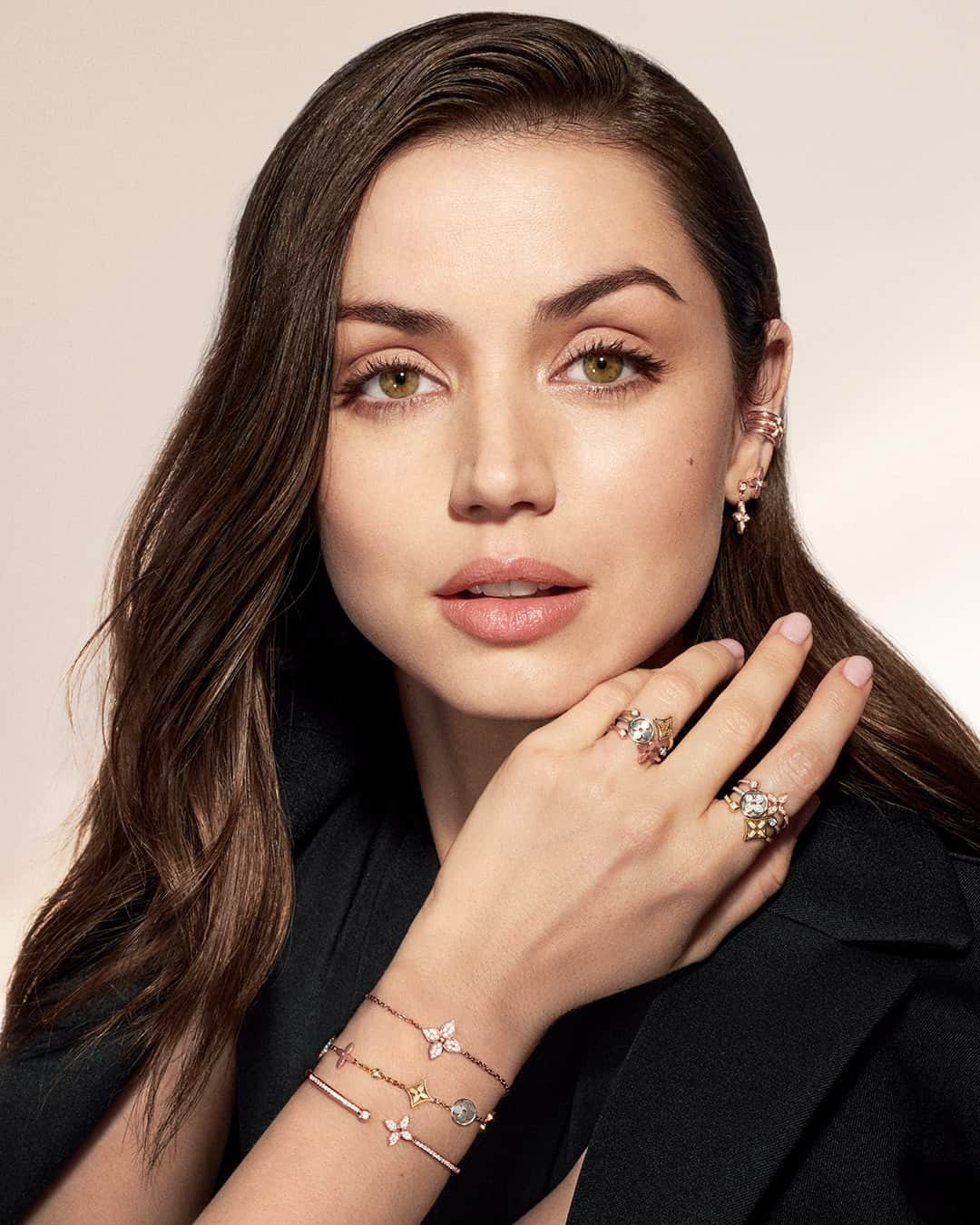 ルイ・ヴィトンさんのインスタグラム写真 - (ルイ・ヴィトンInstagram)「Idylle Blossom. House Ambassador Ana de Armas captures the luminous essence of the collection created by @FrancescaAmfitheatrof, adorned with stackable creations that exude a timeless refinement. Discover the full collection via link in bio.  #AnaDeArmas #LVBlossom #LVFineJewelry #LouisVuitton」7月25日 2時00分 - louisvuitton