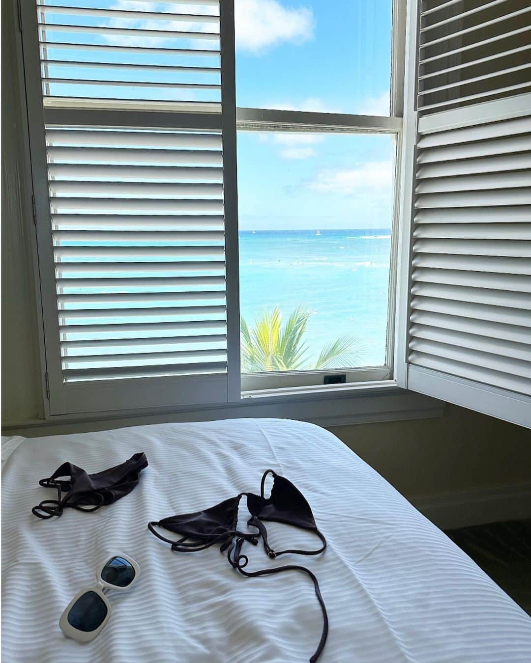 MARISさんのインスタグラム写真 - (MARISInstagram)「Staying at Moana Surfrider is so classic 💙 Thank you for having me @surfrider @surfrideroahu grade up🩵The View from my room is perfect 💎 Classic な Moana surfrider にstay🩵本当に素敵🩵  何も変わらないHawaii🩵 VacationのHawaiiはやっぱり最高⛵️🧡Aloha🌺  Bikinis @revolve Sunglasses  @versace  @revolve   #revolve #revolveme #リボルブクロージング  #hawaii #moana #surfrider #ハワイ #hilife #hawaiilife」7月24日 19時51分 - marristea