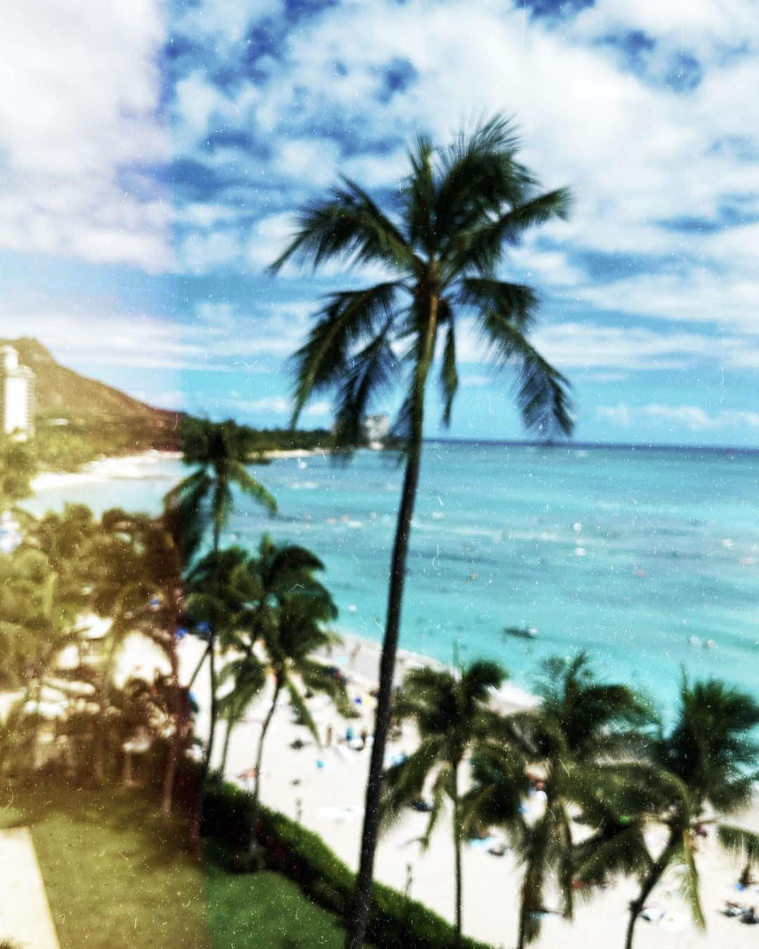 MARISさんのインスタグラム写真 - (MARISInstagram)「Staying at Moana Surfrider is so classic 💙 Thank you for having me @surfrider @surfrideroahu grade up🩵The View from my room is perfect 💎 Classic な Moana surfrider にstay🩵本当に素敵🩵  何も変わらないHawaii🩵 VacationのHawaiiはやっぱり最高⛵️🧡Aloha🌺  Bikinis @revolve Sunglasses  @versace  @revolve   #revolve #revolveme #リボルブクロージング  #hawaii #moana #surfrider #ハワイ #hilife #hawaiilife」7月24日 19時51分 - marristea